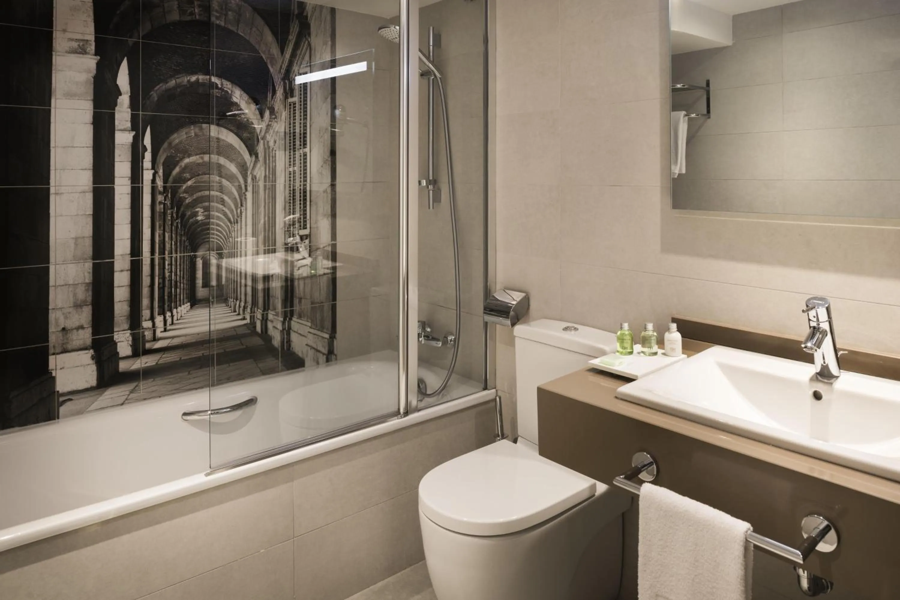 Bathroom in NH Madrid Zurbano