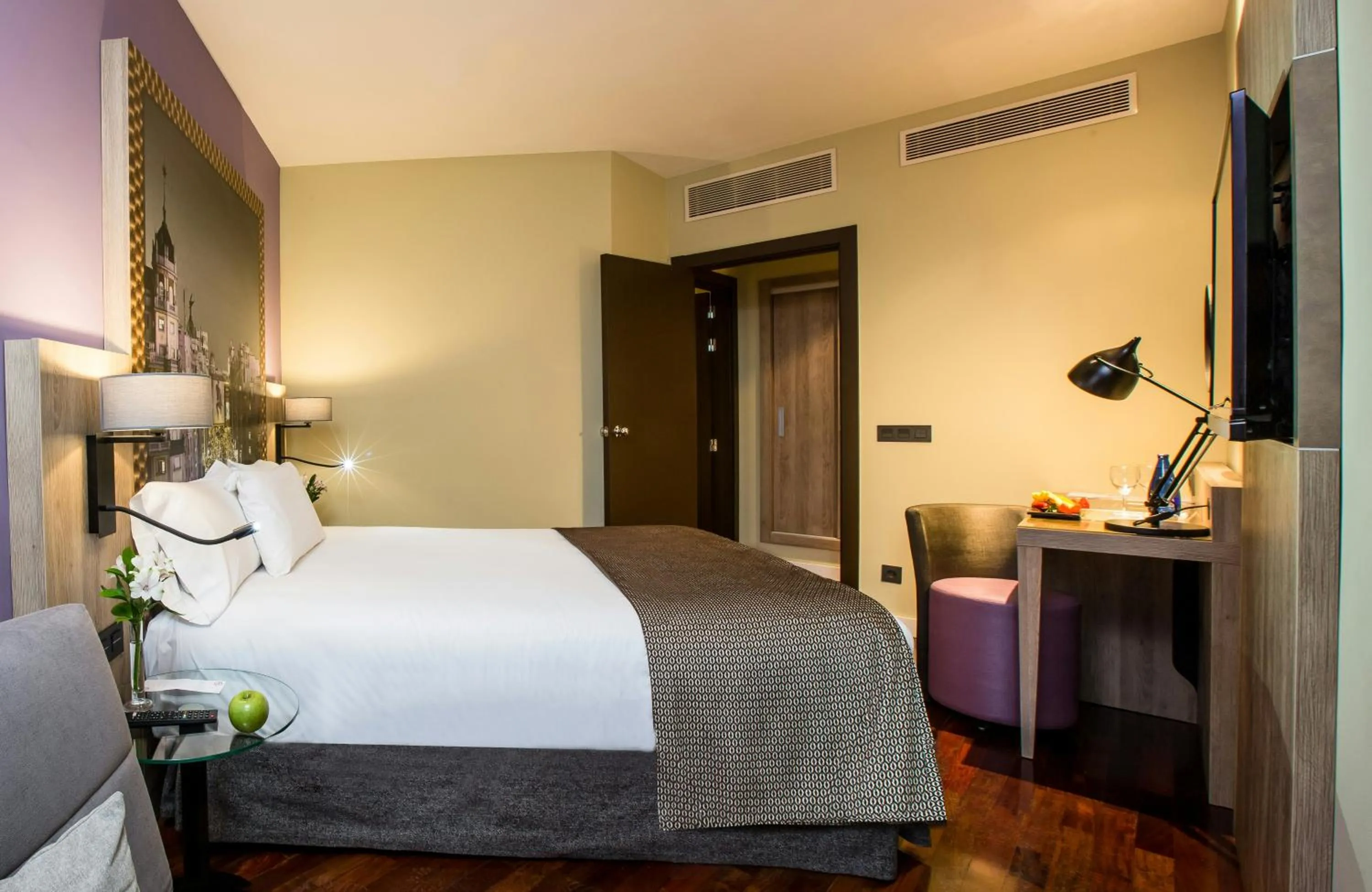 Bedroom, Bed in Leonardo Hotel Madrid City Center