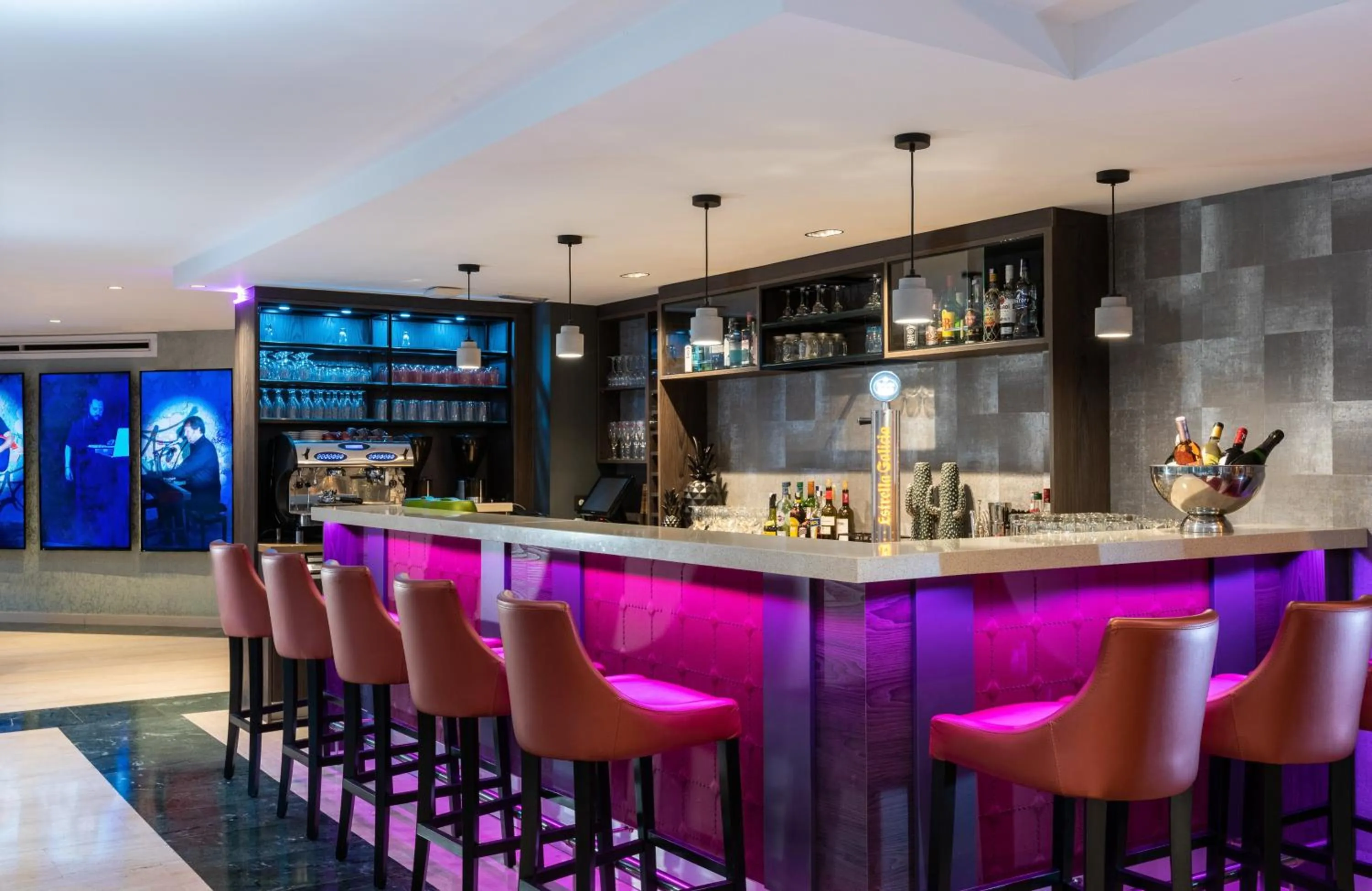 Lounge or bar in Leonardo Hotel Madrid City Center