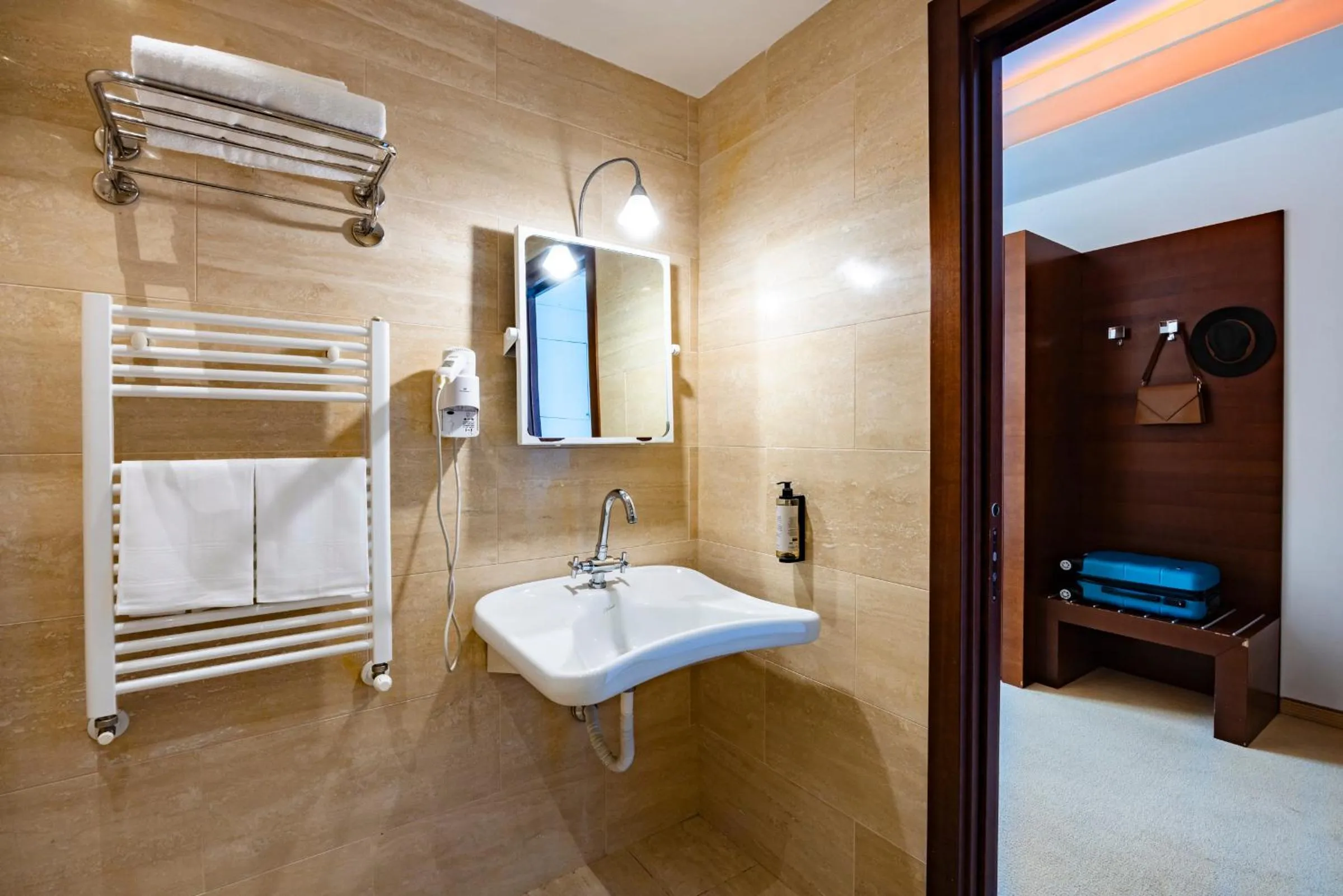 Bathroom, Bed in Il Gentiluomo Hotel & SPA