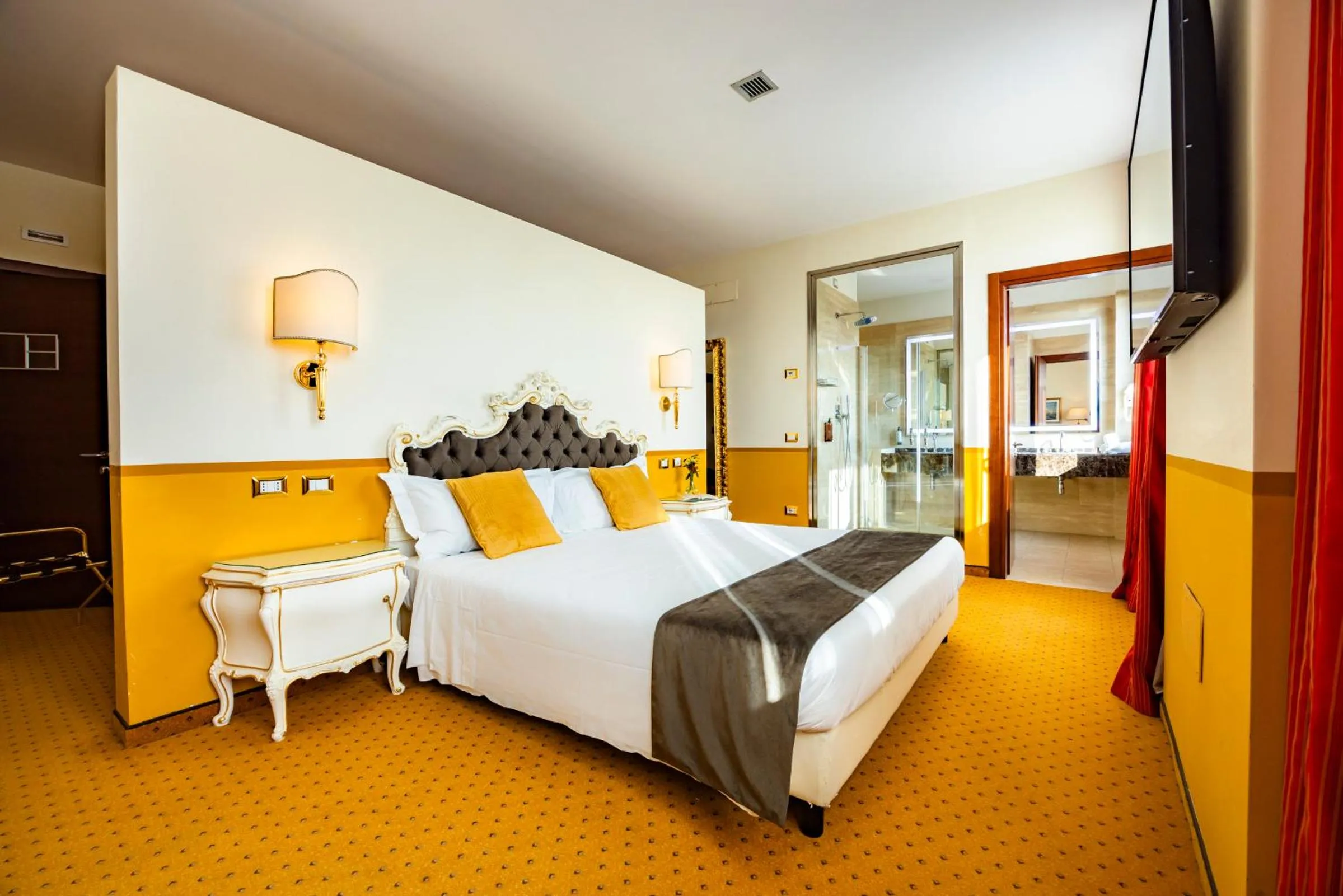 Shower, Bed in Il Gentiluomo Hotel & SPA