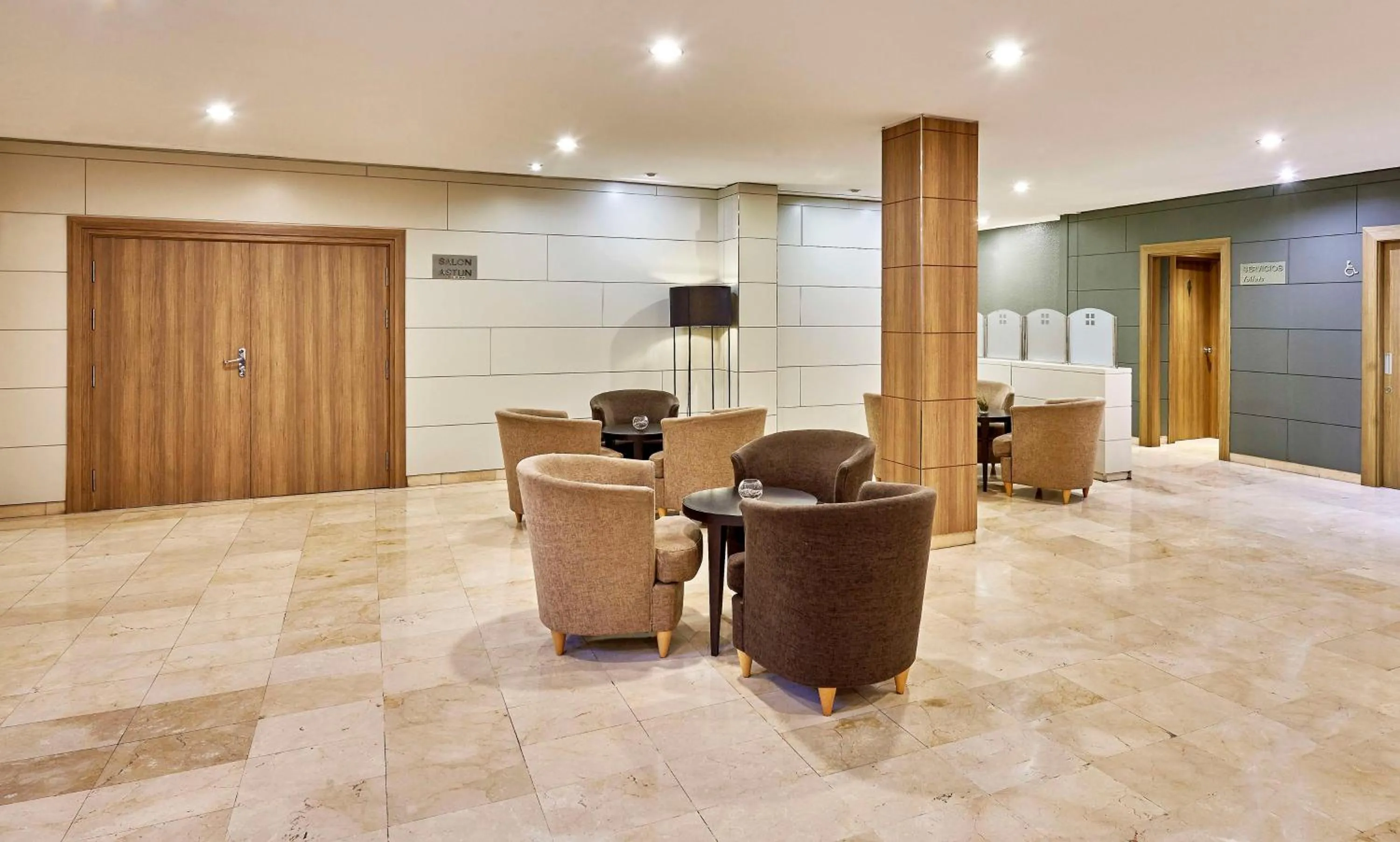 Lobby or reception in iStay by NH Zaragoza Sport Hotel