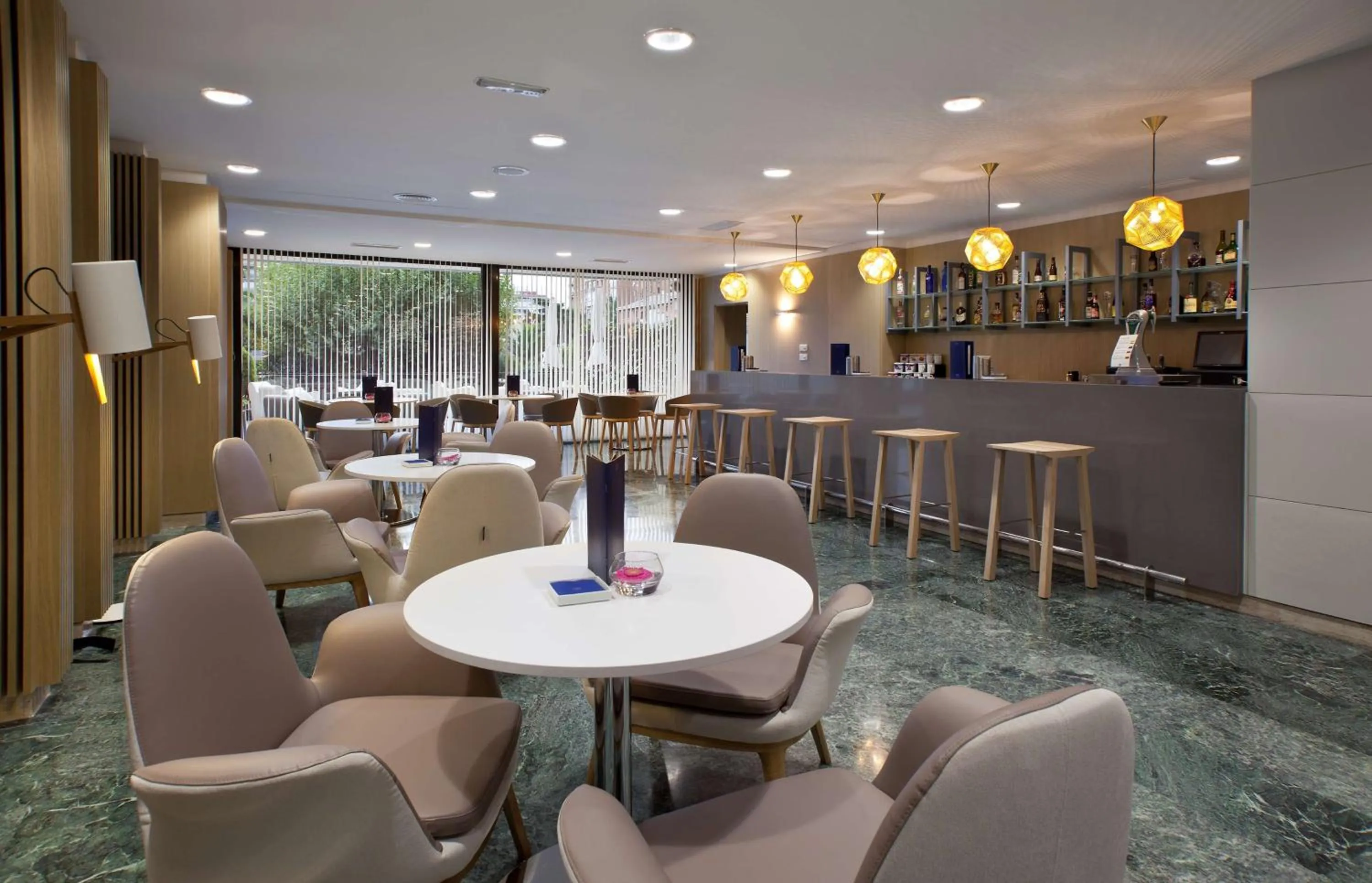 Lounge or bar in NH Madrid Ventas