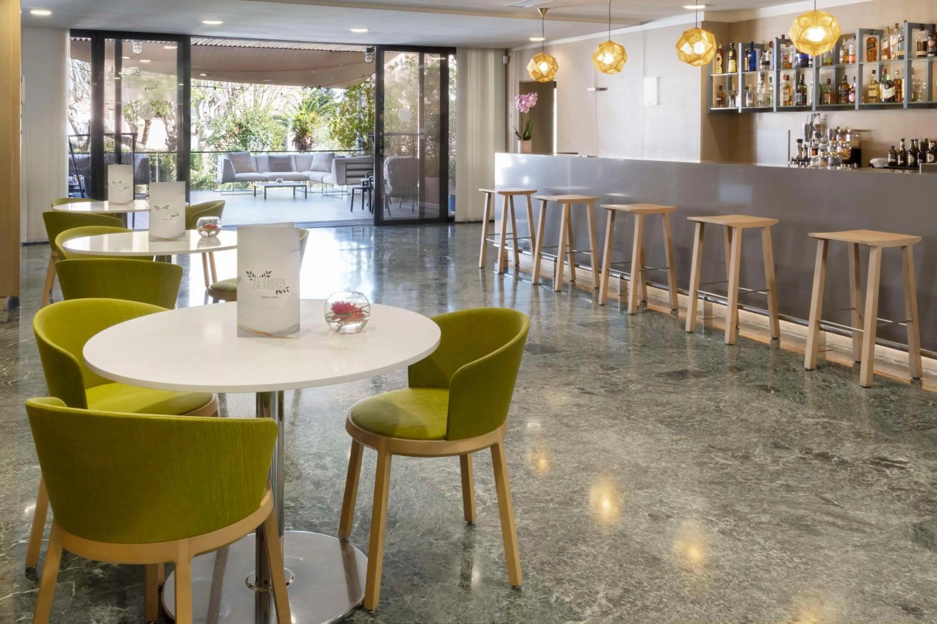 Lounge or bar in NH Madrid Ventas