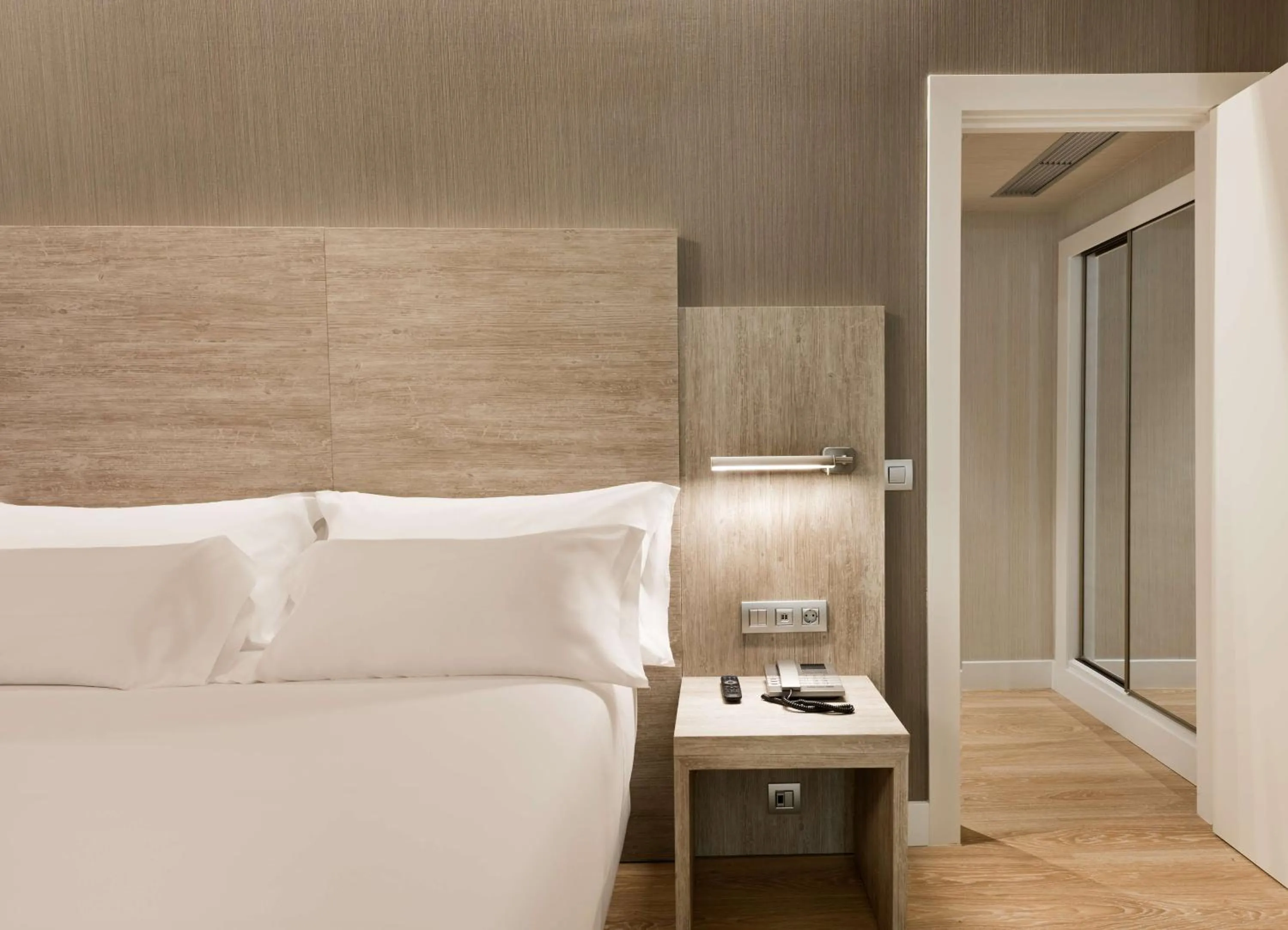 Photo of the whole room, Bed in NH Madrid Chamberí