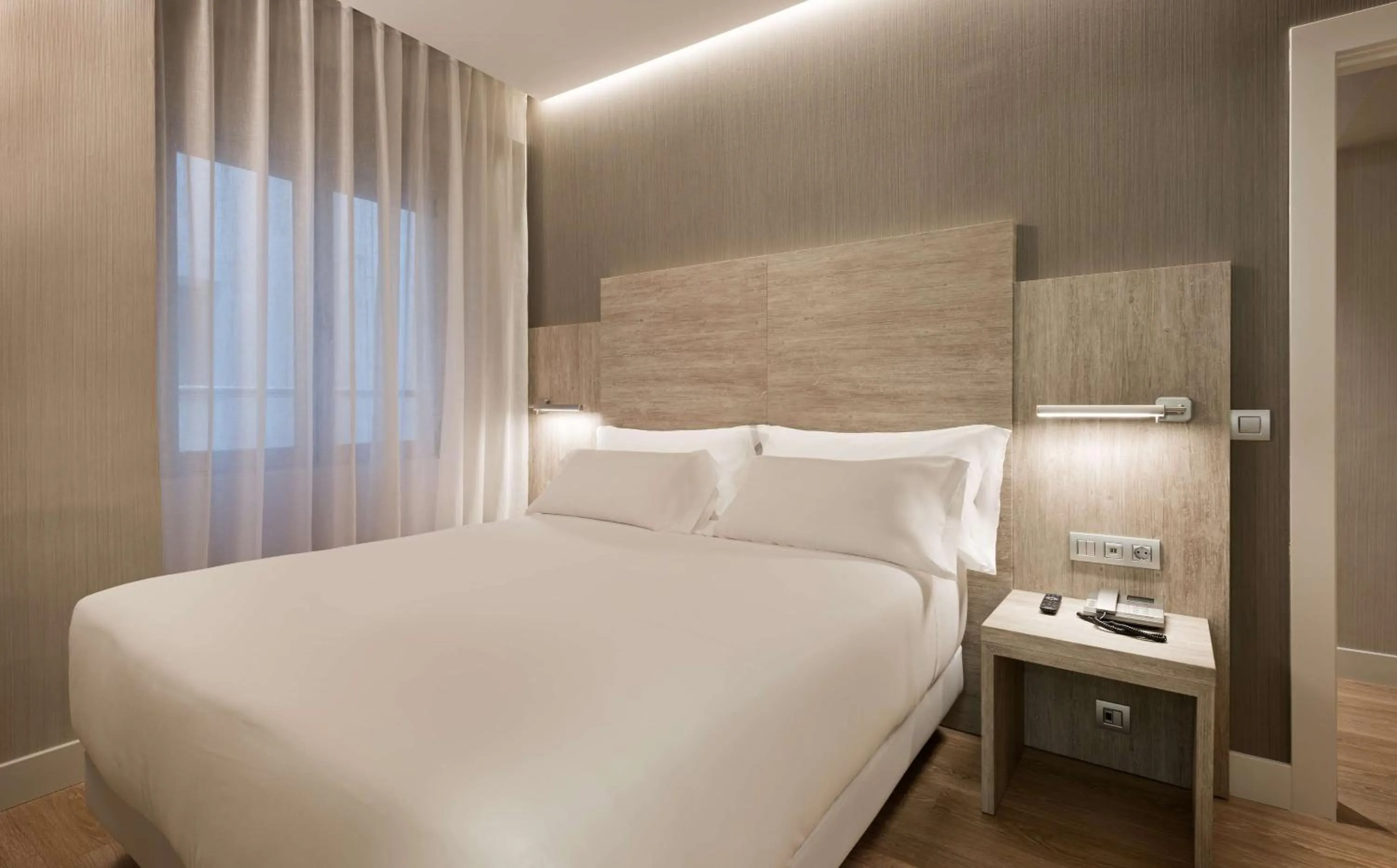 Photo of the whole room, Bed in NH Madrid Chamberí