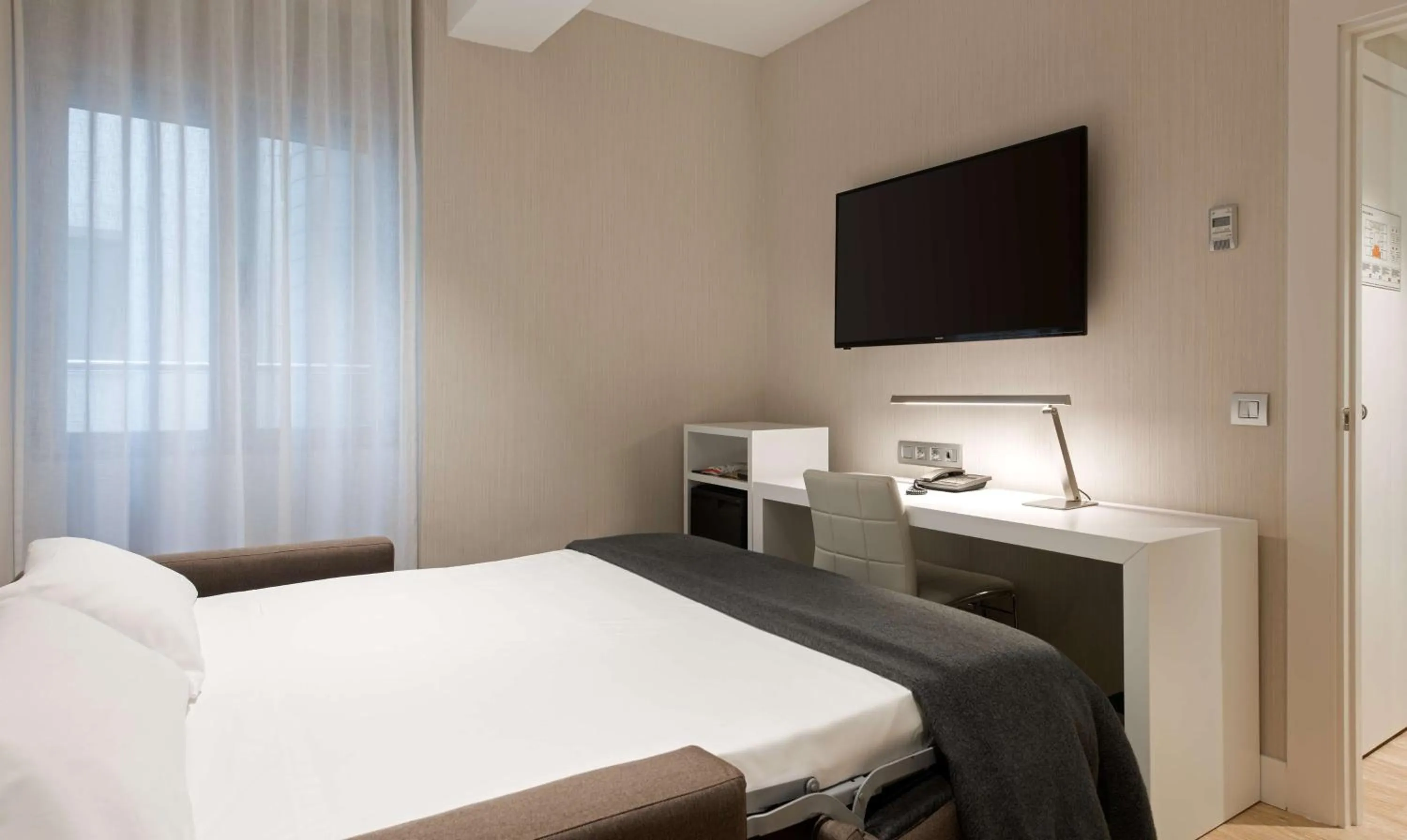 Photo of the whole room, Bed in NH Madrid Chamberí