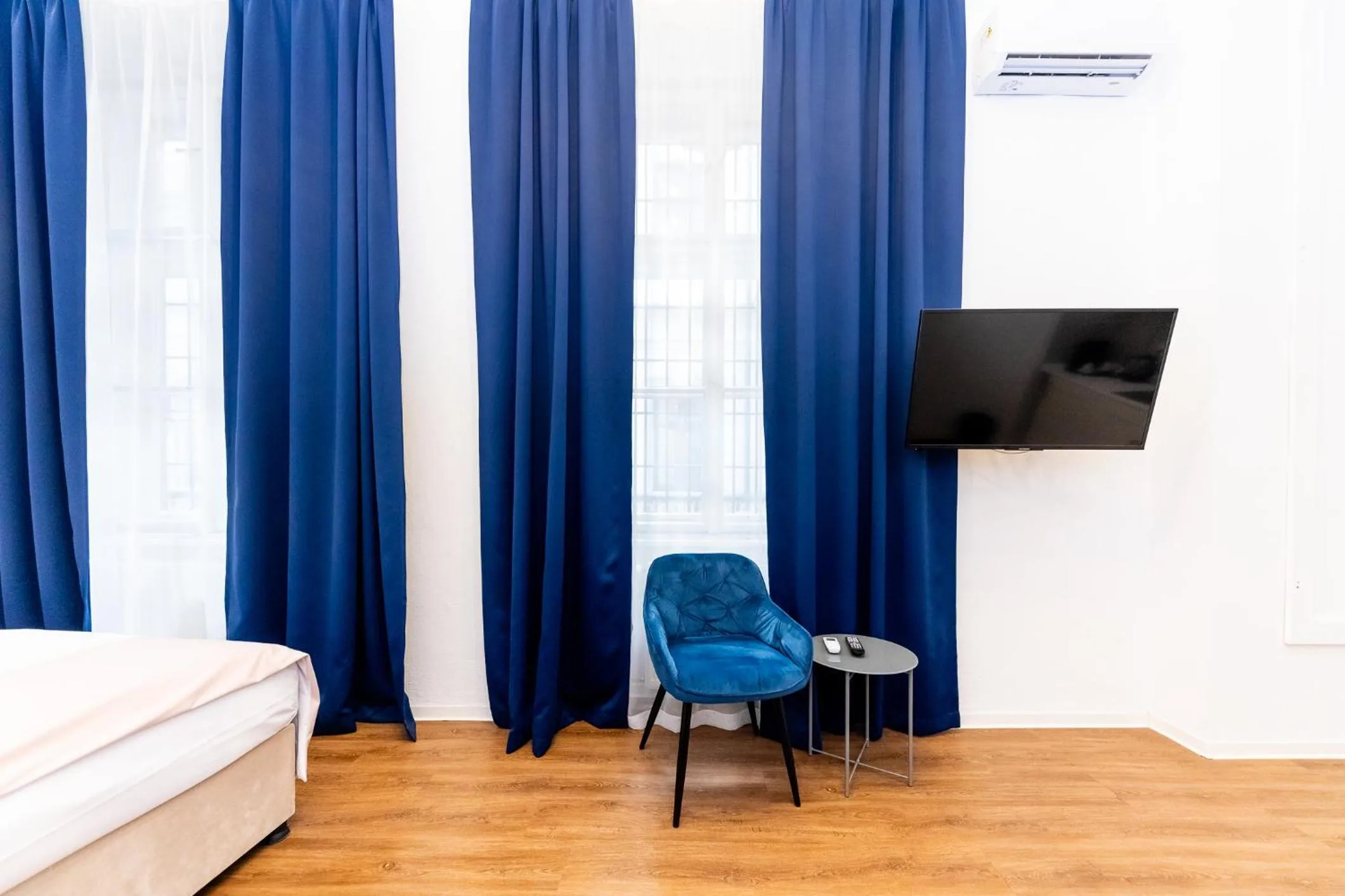 Communal lounge/ TV room, Bed in Adagio Downtown Rooms