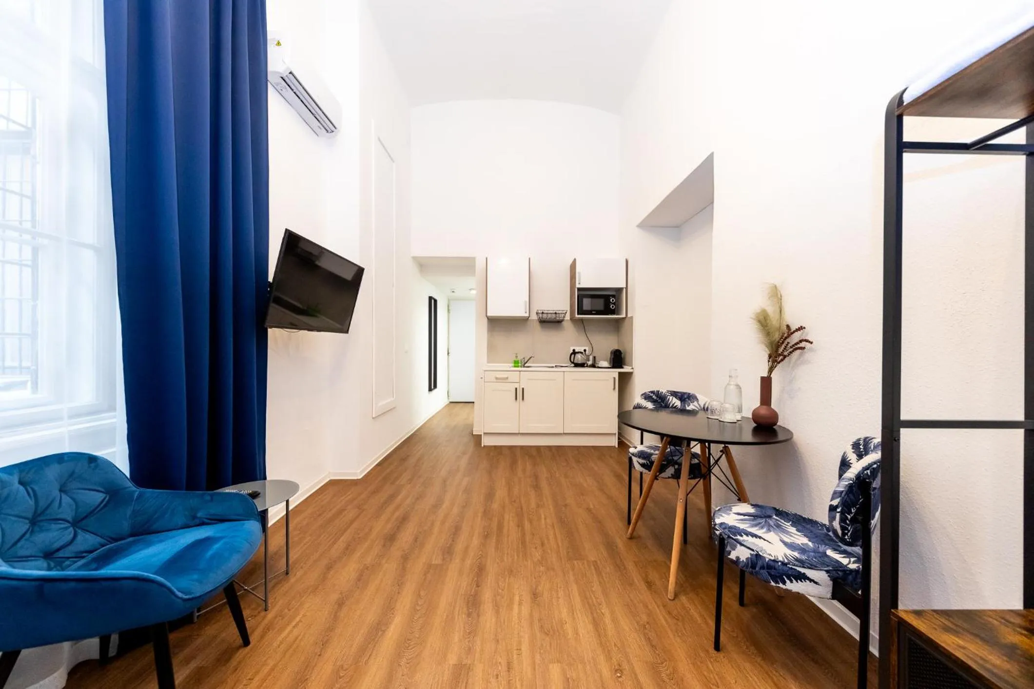 TV and multimedia in Adagio Downtown Rooms