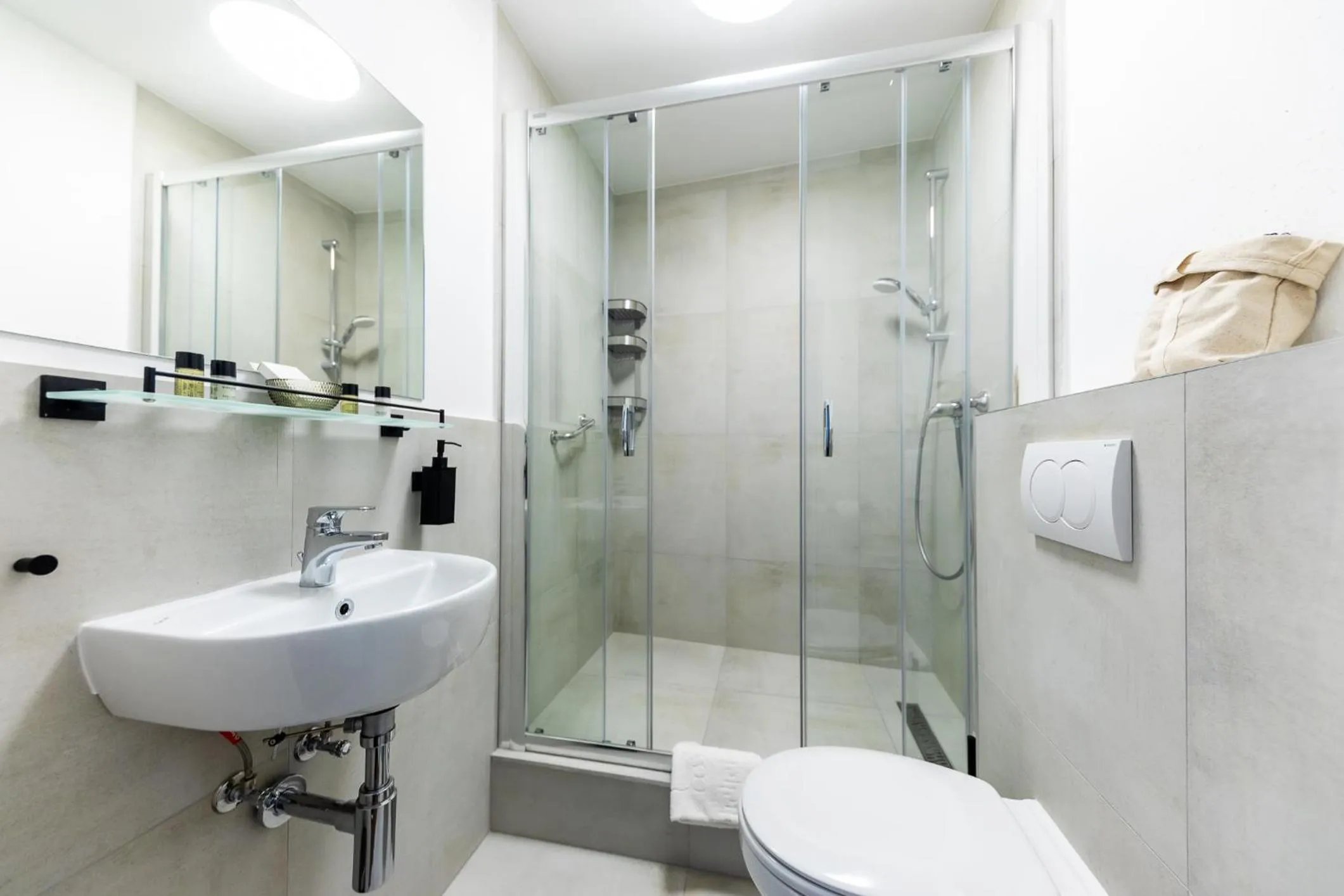 Shower in Adagio Downtown Rooms