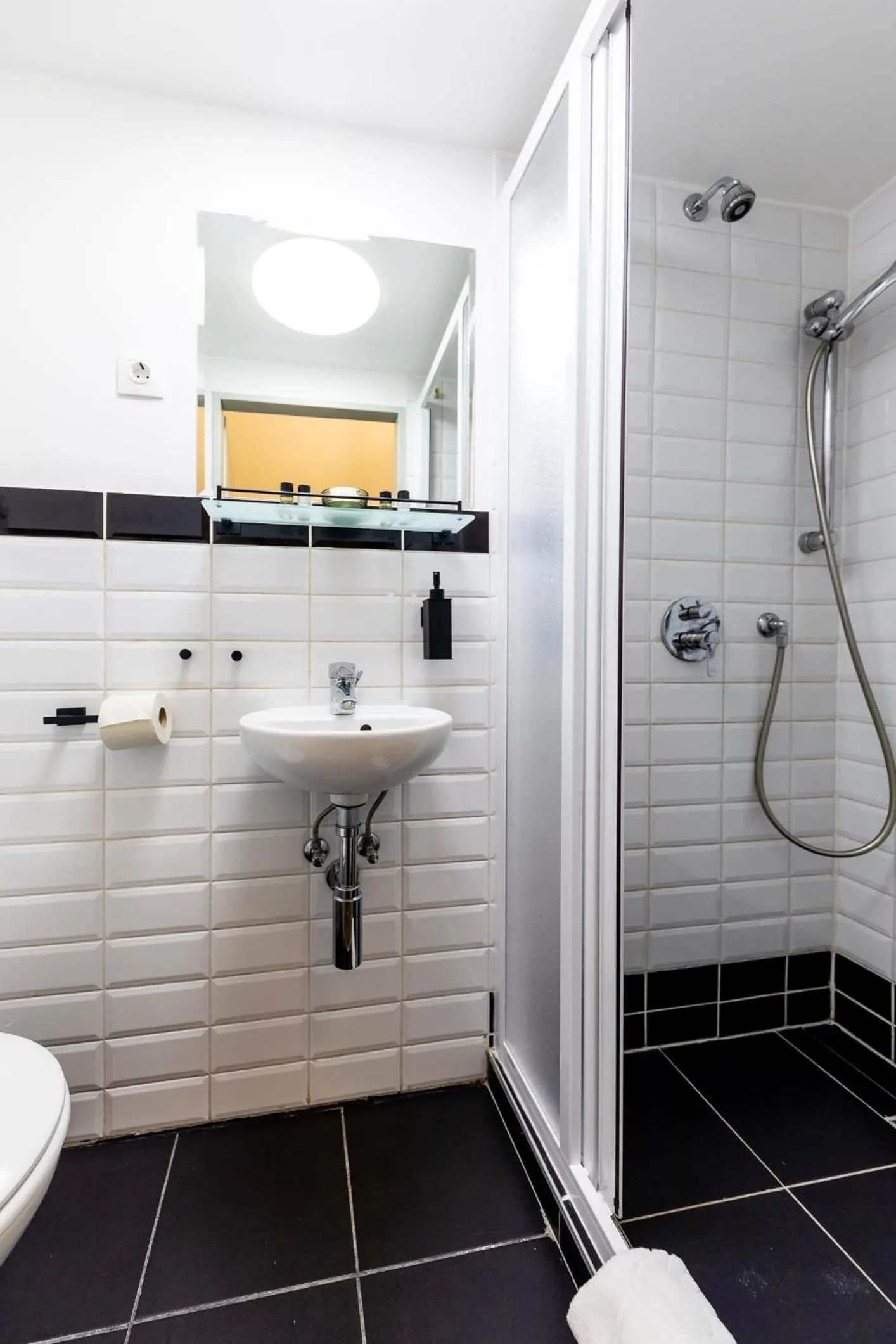 Shower in Adagio Downtown Rooms