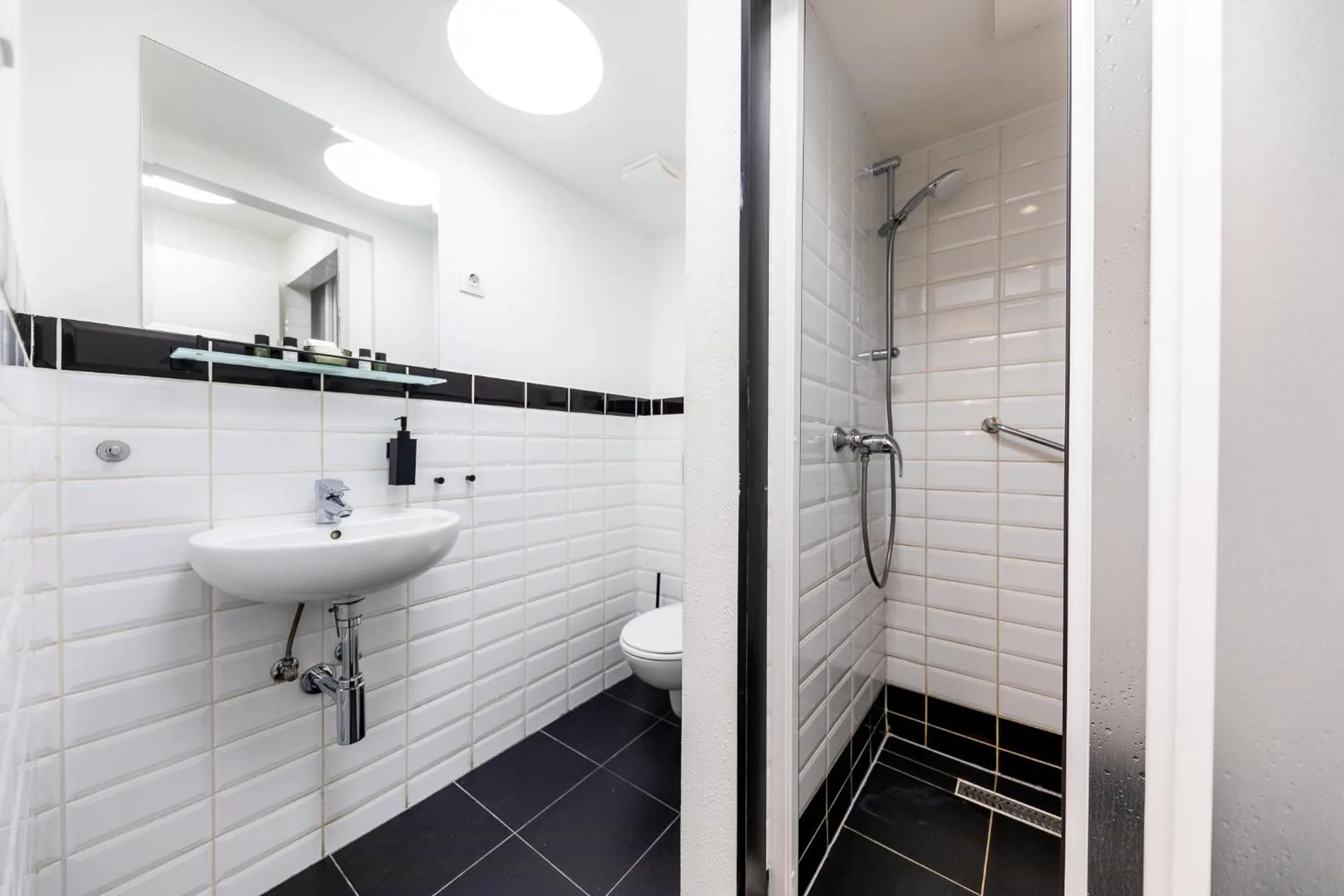 Shower in Adagio Downtown Rooms