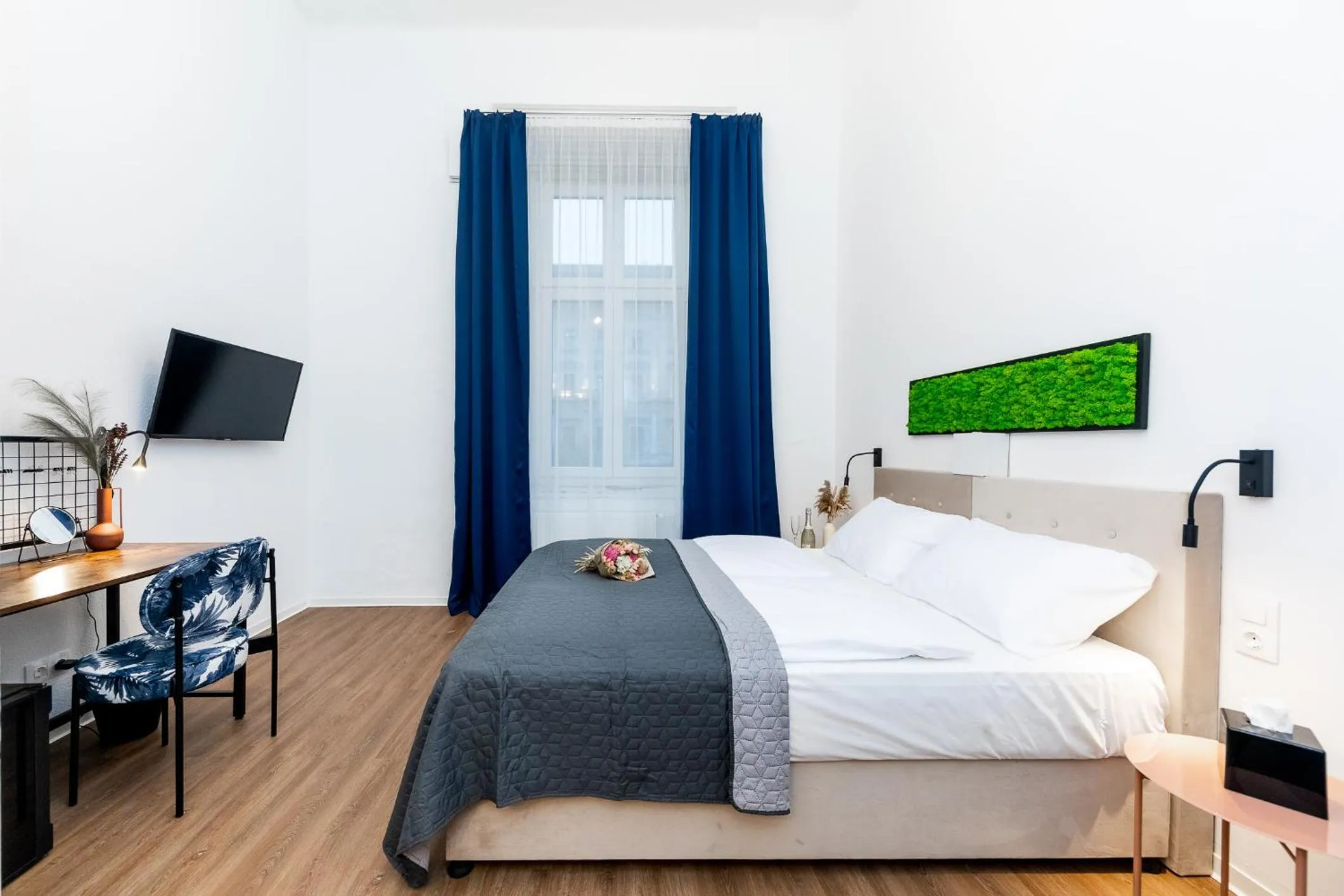 TV and multimedia, Bed in Adagio Downtown Rooms