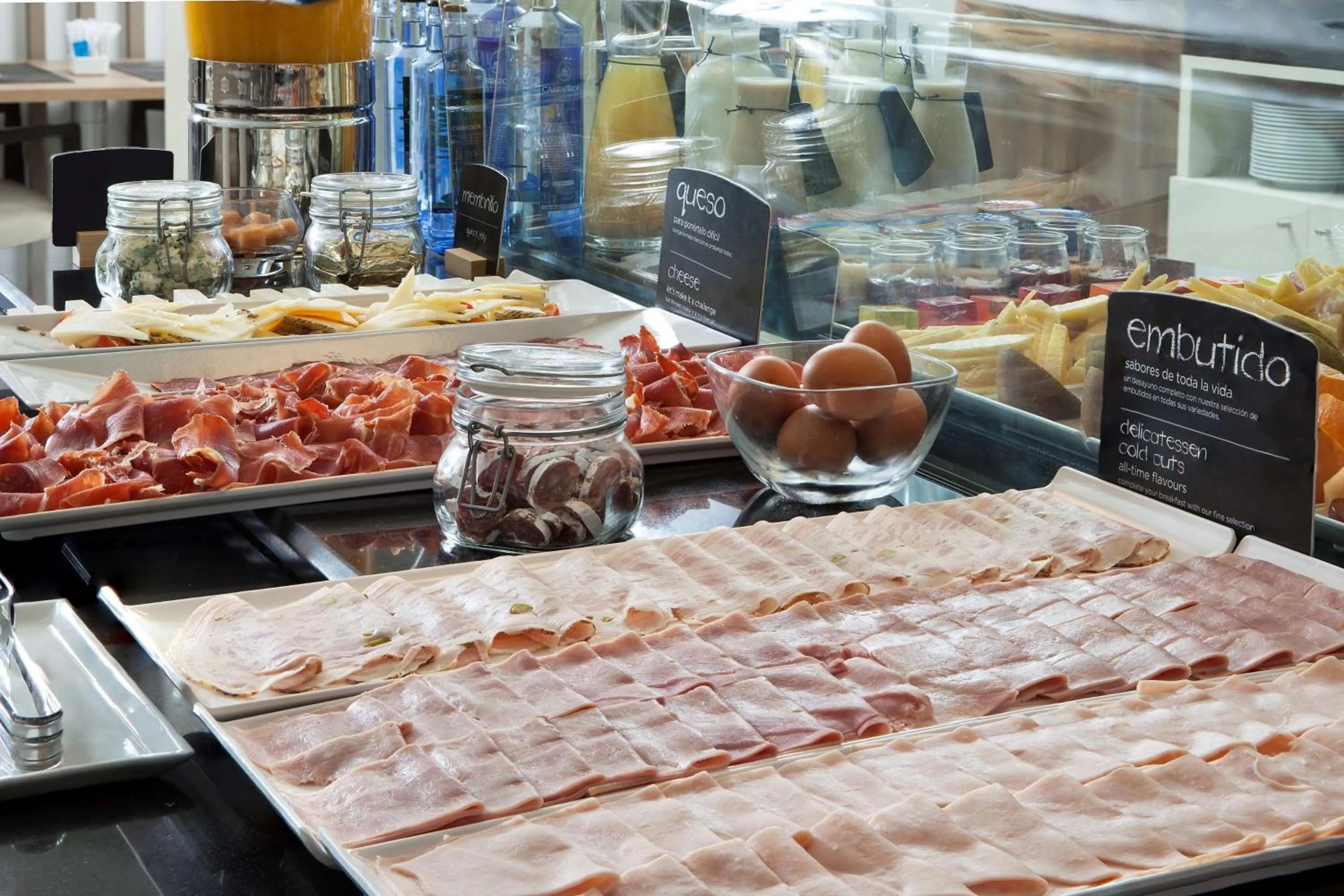 Restaurant/places to eat in NH Barajas Airport