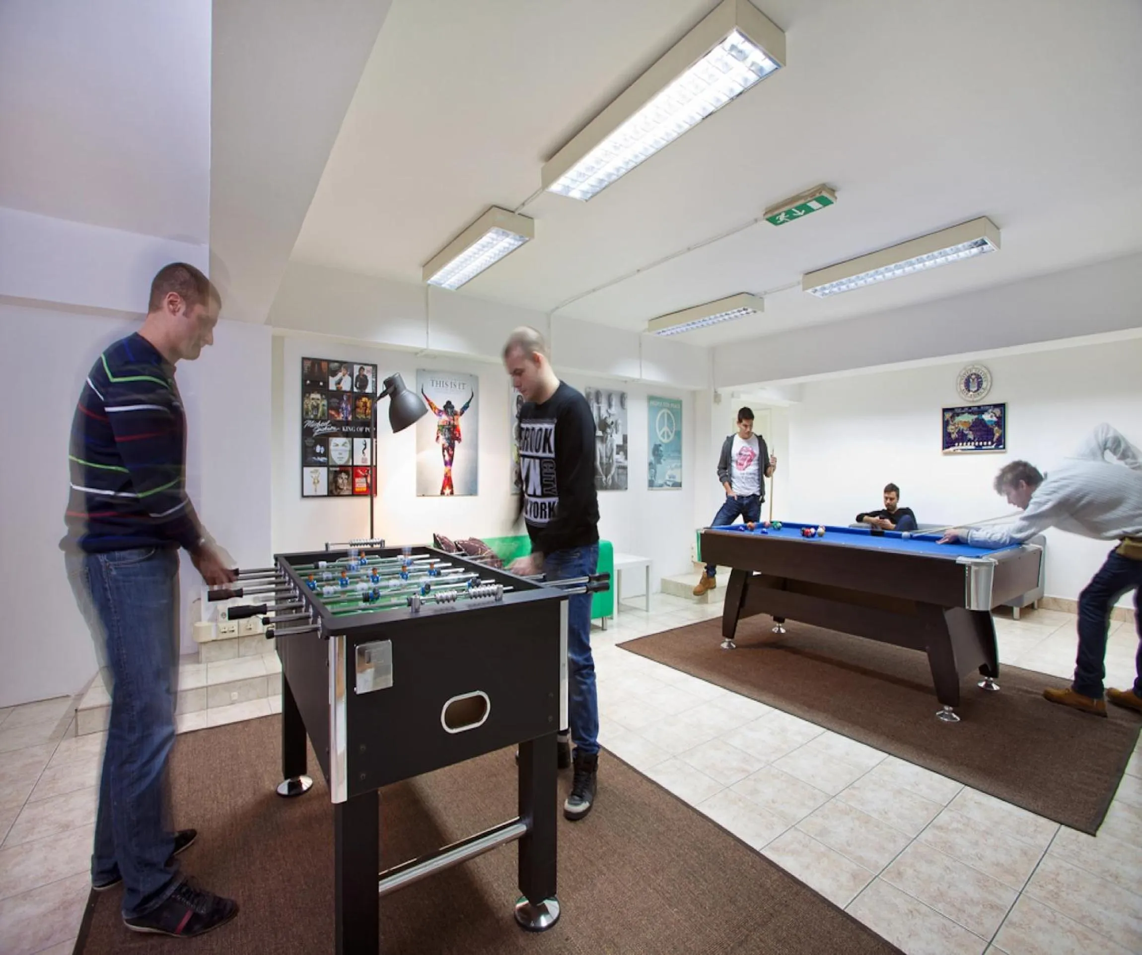 Communal lounge/ TV room in Hostel Bureau