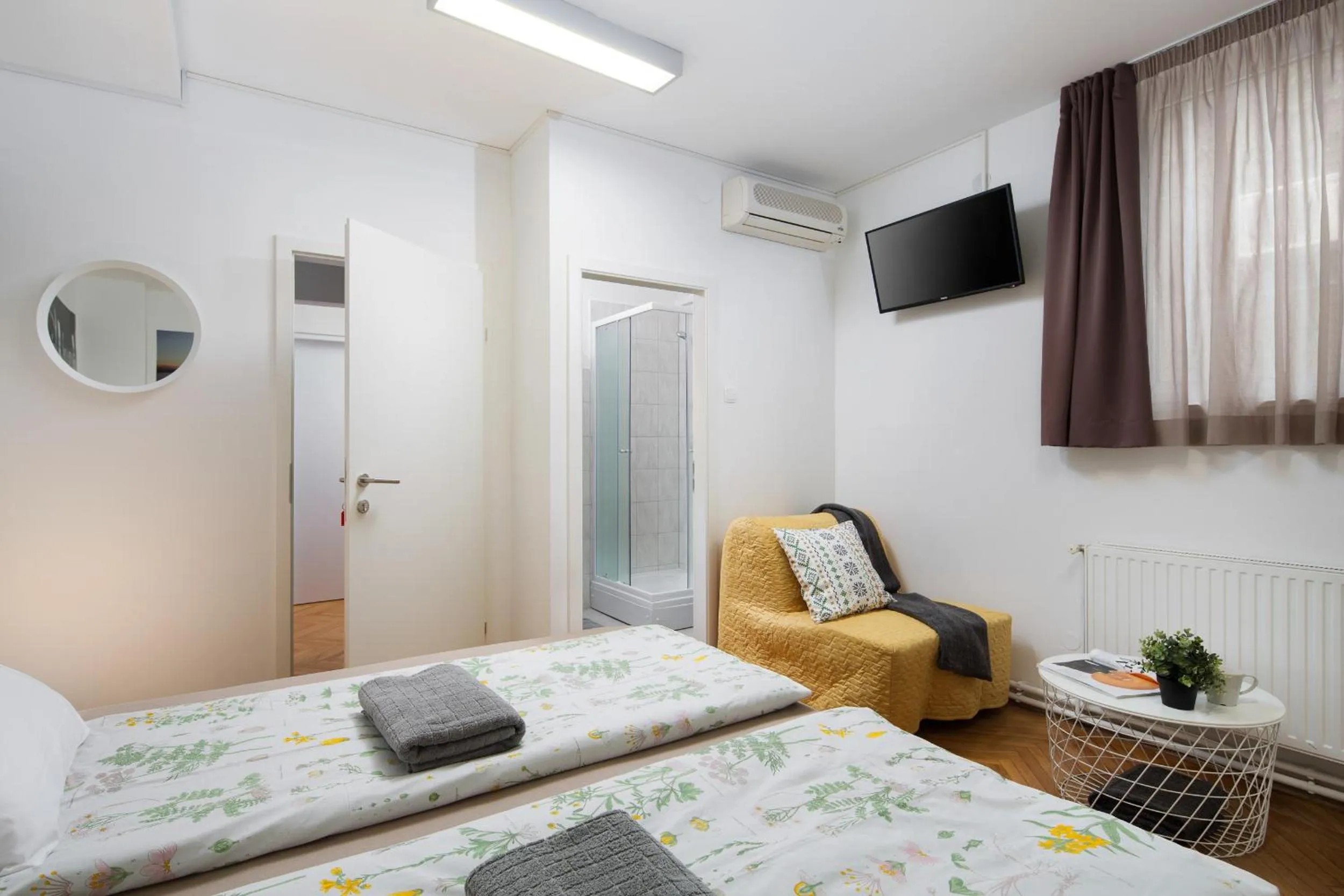 Shower, Bed in Hostel Bureau