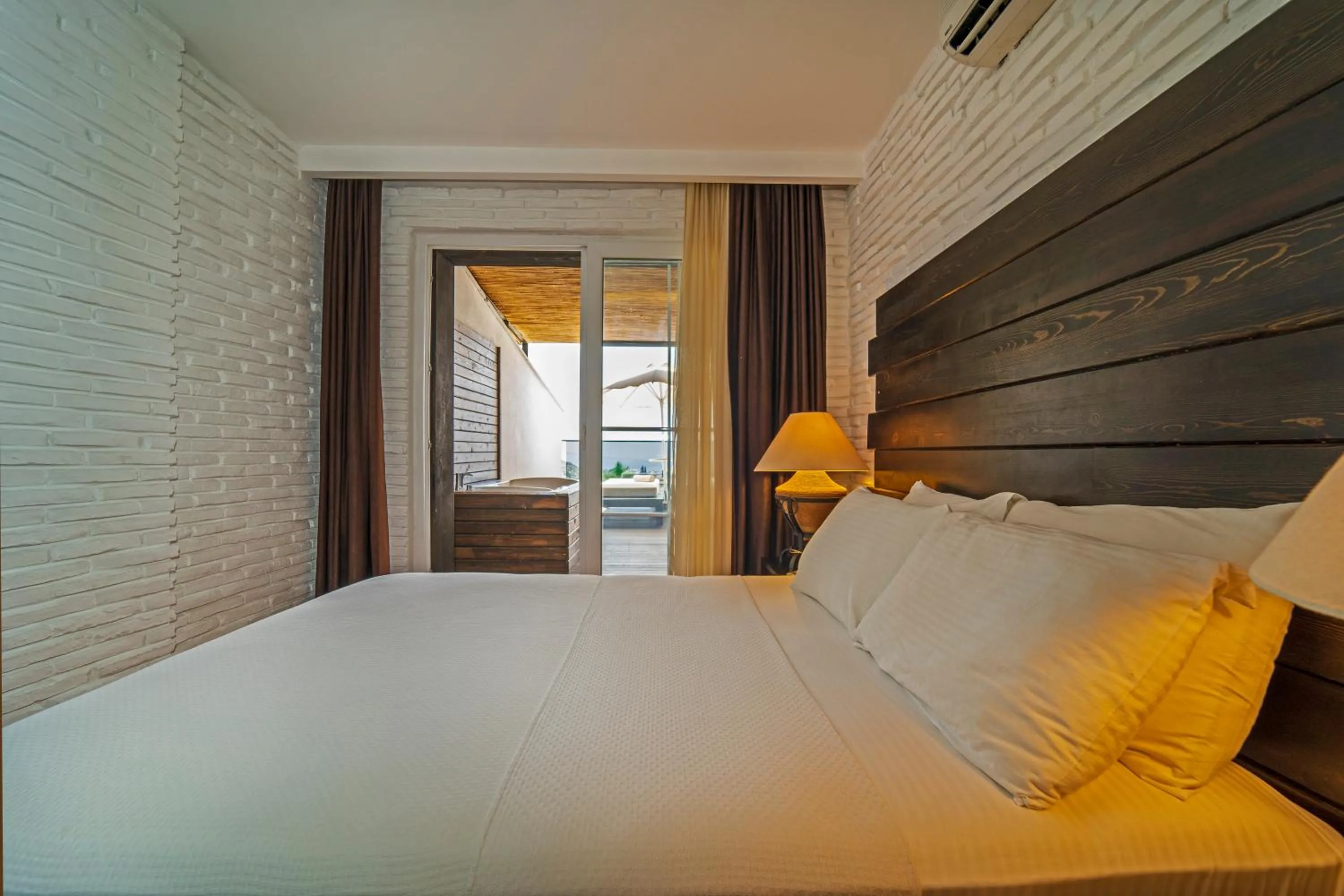 Bed in Manaspark Deluxe Hotel