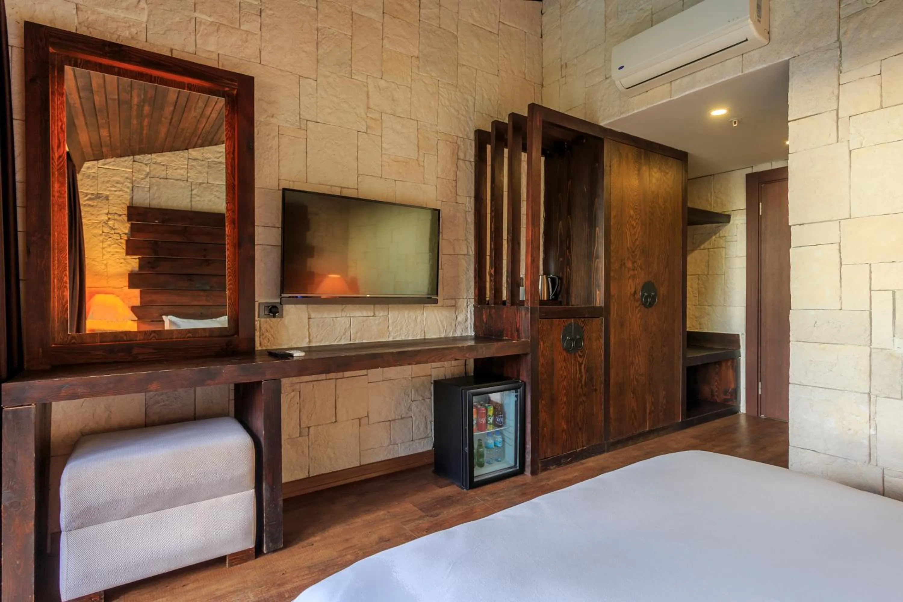 minibar, Bed in Manaspark Deluxe Hotel