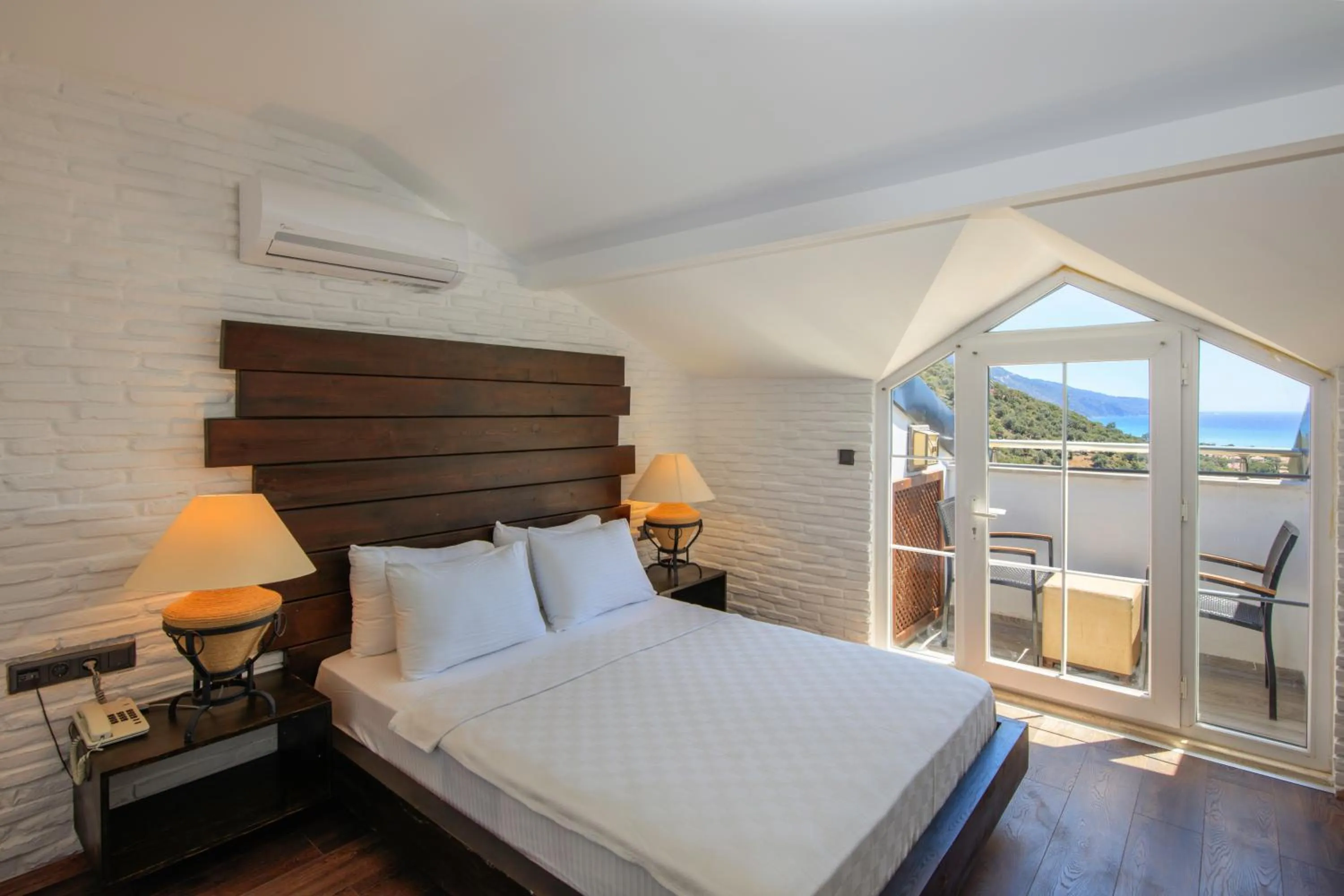 Bed in Manaspark Deluxe Hotel