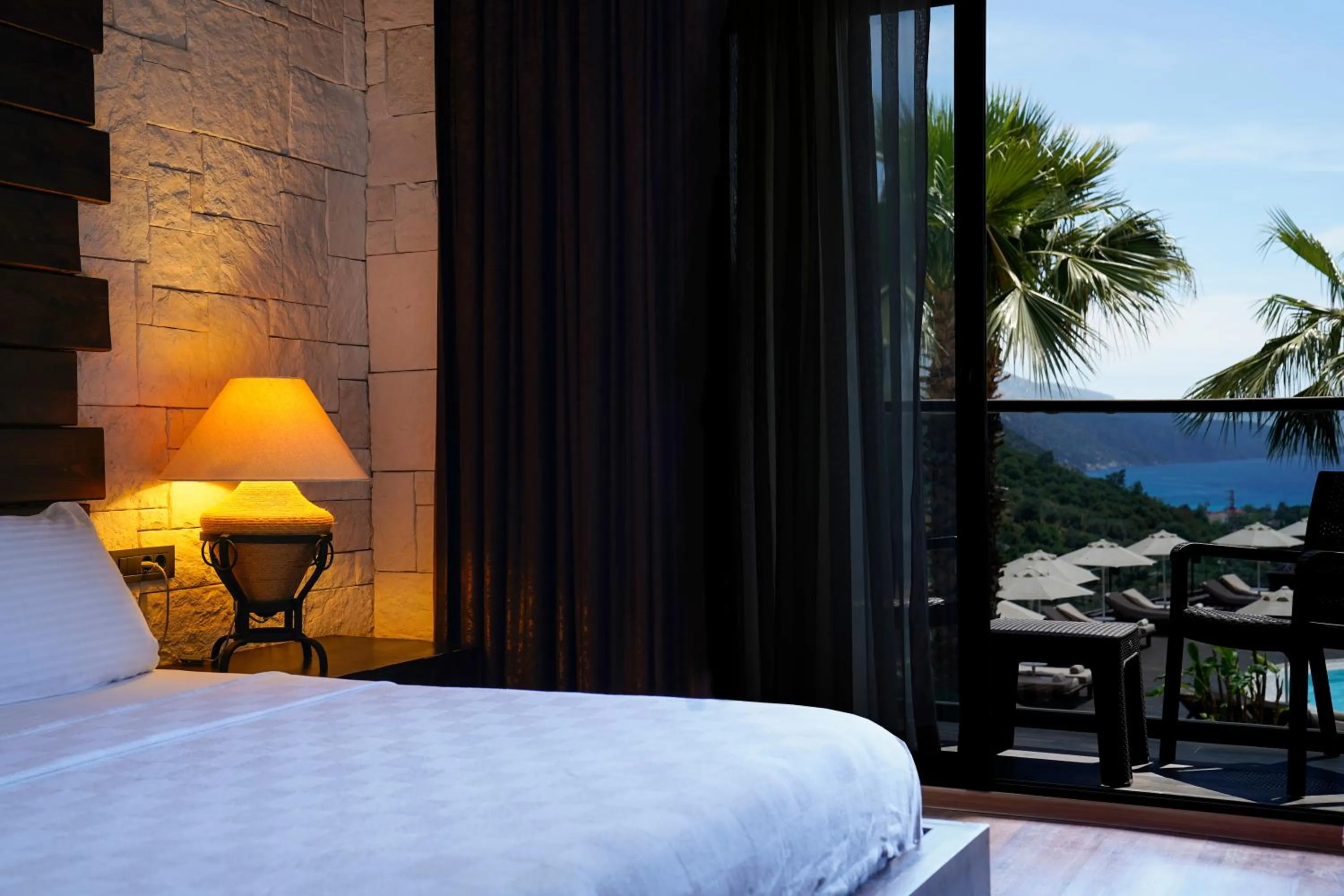 Bed in Manaspark Deluxe Hotel