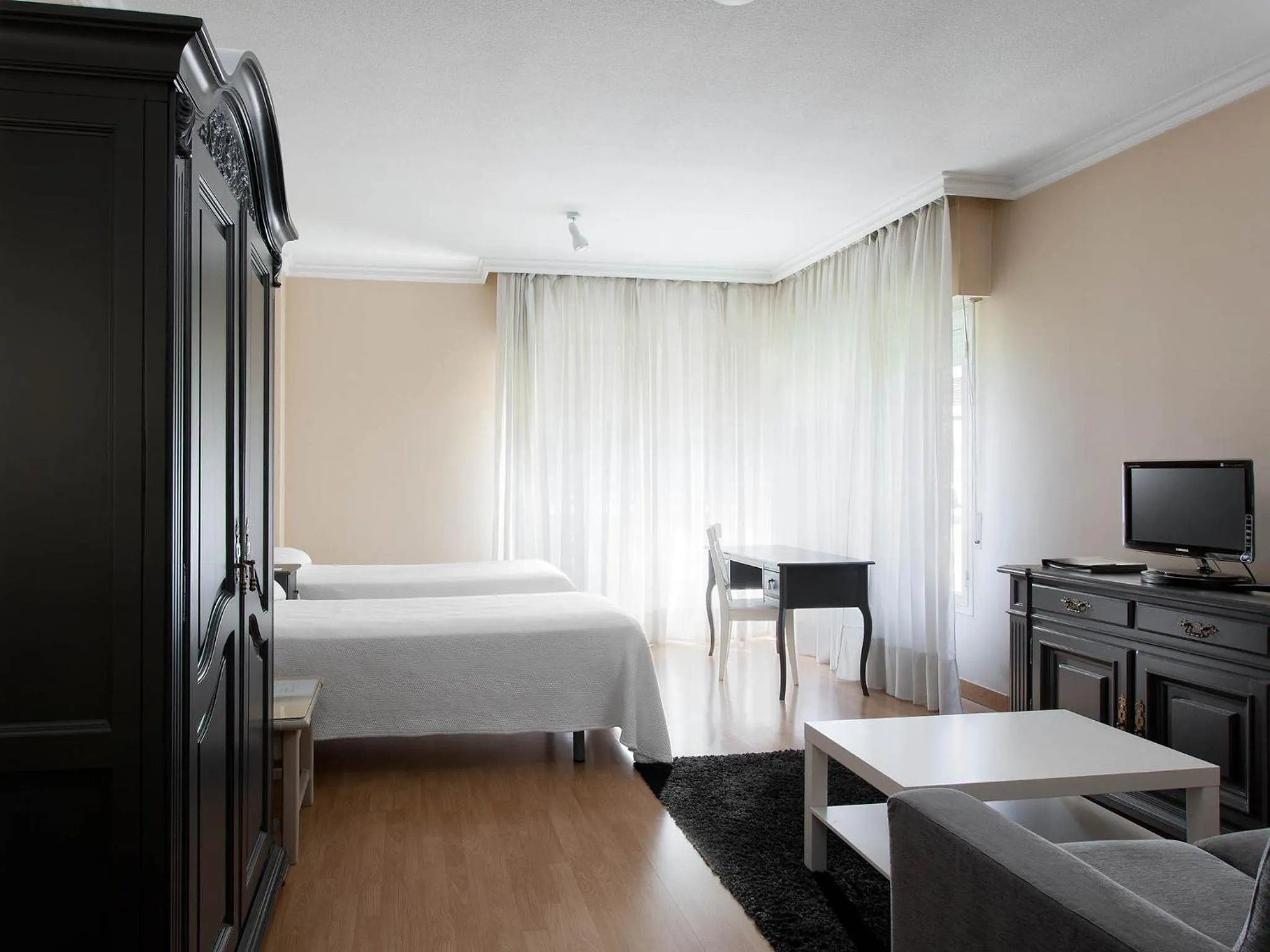 Bedroom, Bed in TH Aravaca