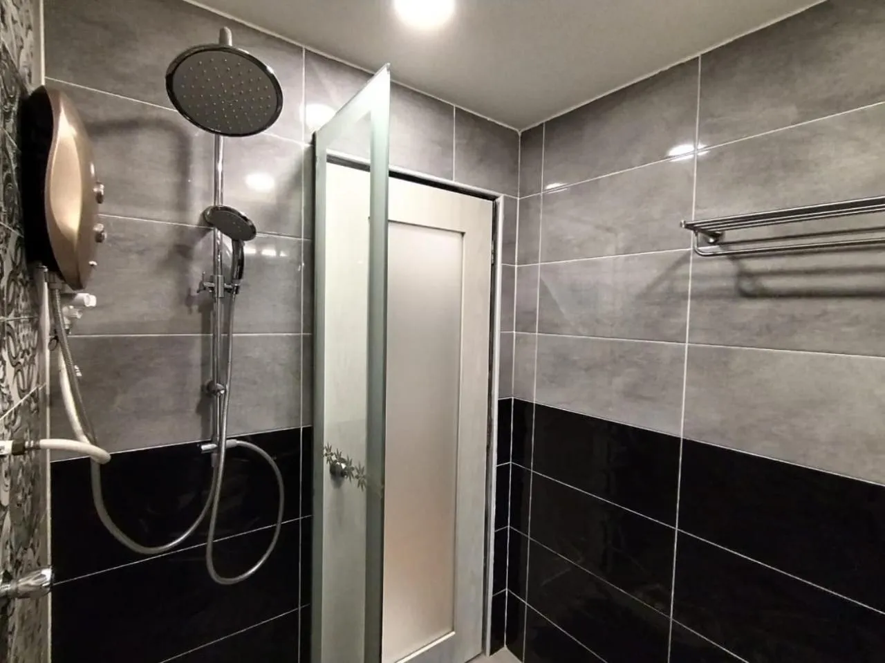 Shower in Grand Illusyin