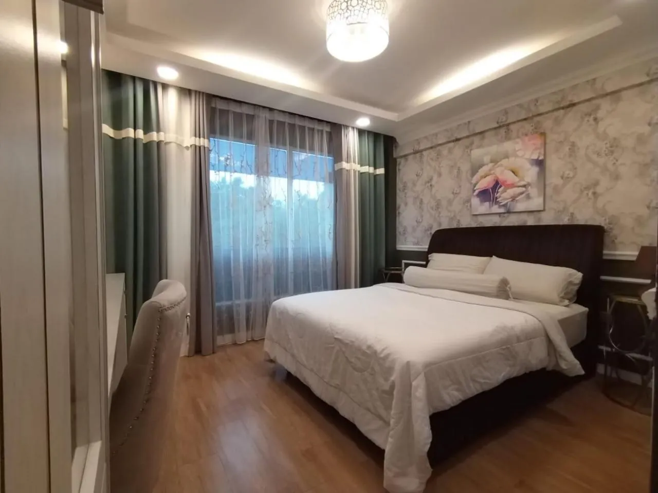 Photo of the whole room, Bed in Grand Illusyin