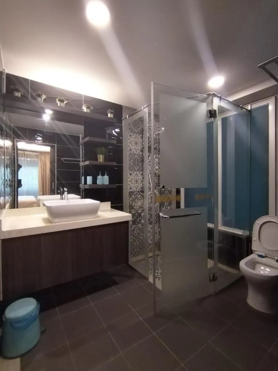 Shower in Grand Illusyin