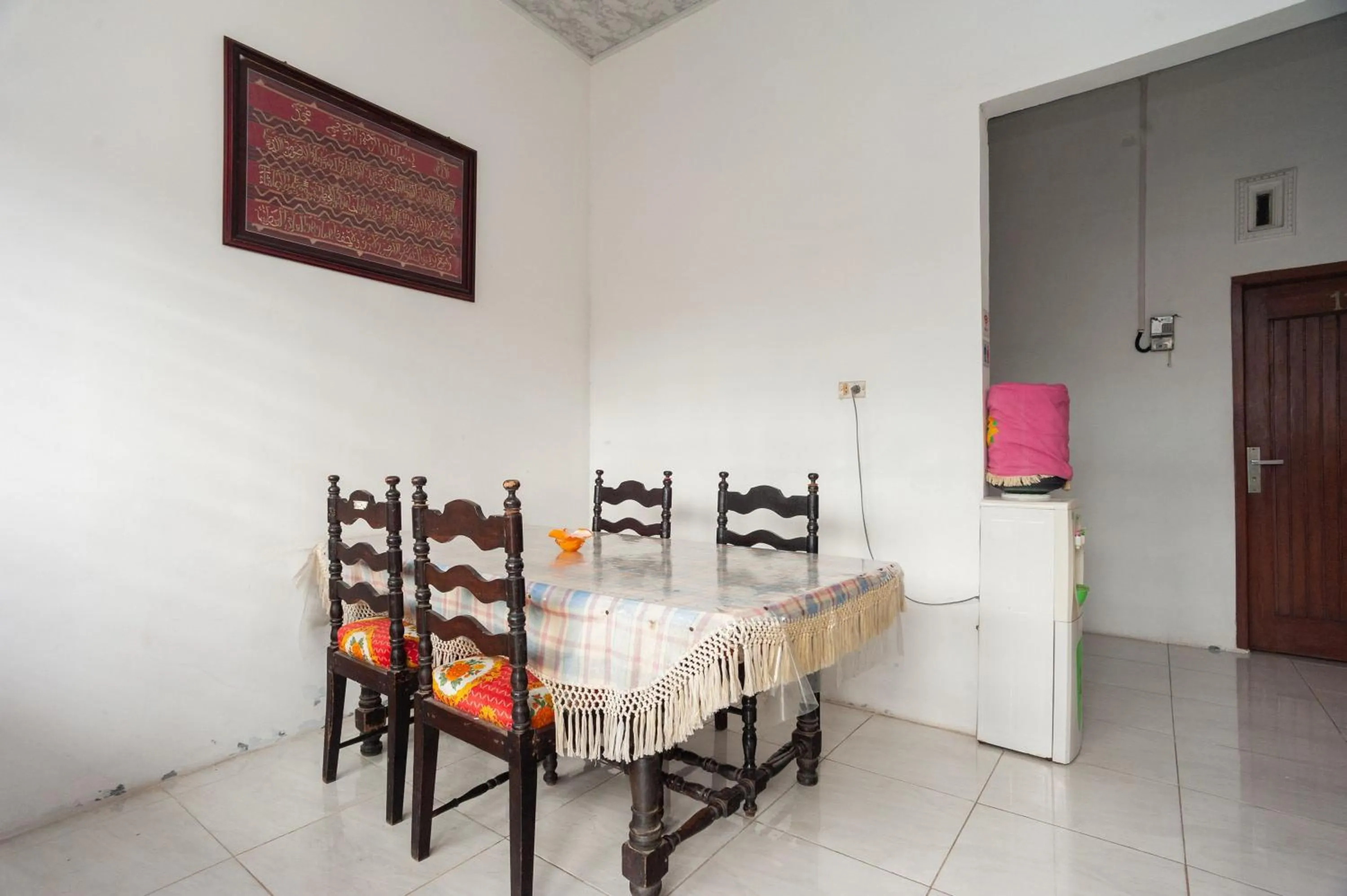 Dining area in RedDoorz Syariah @ Jalan Panglima Polim Lampung