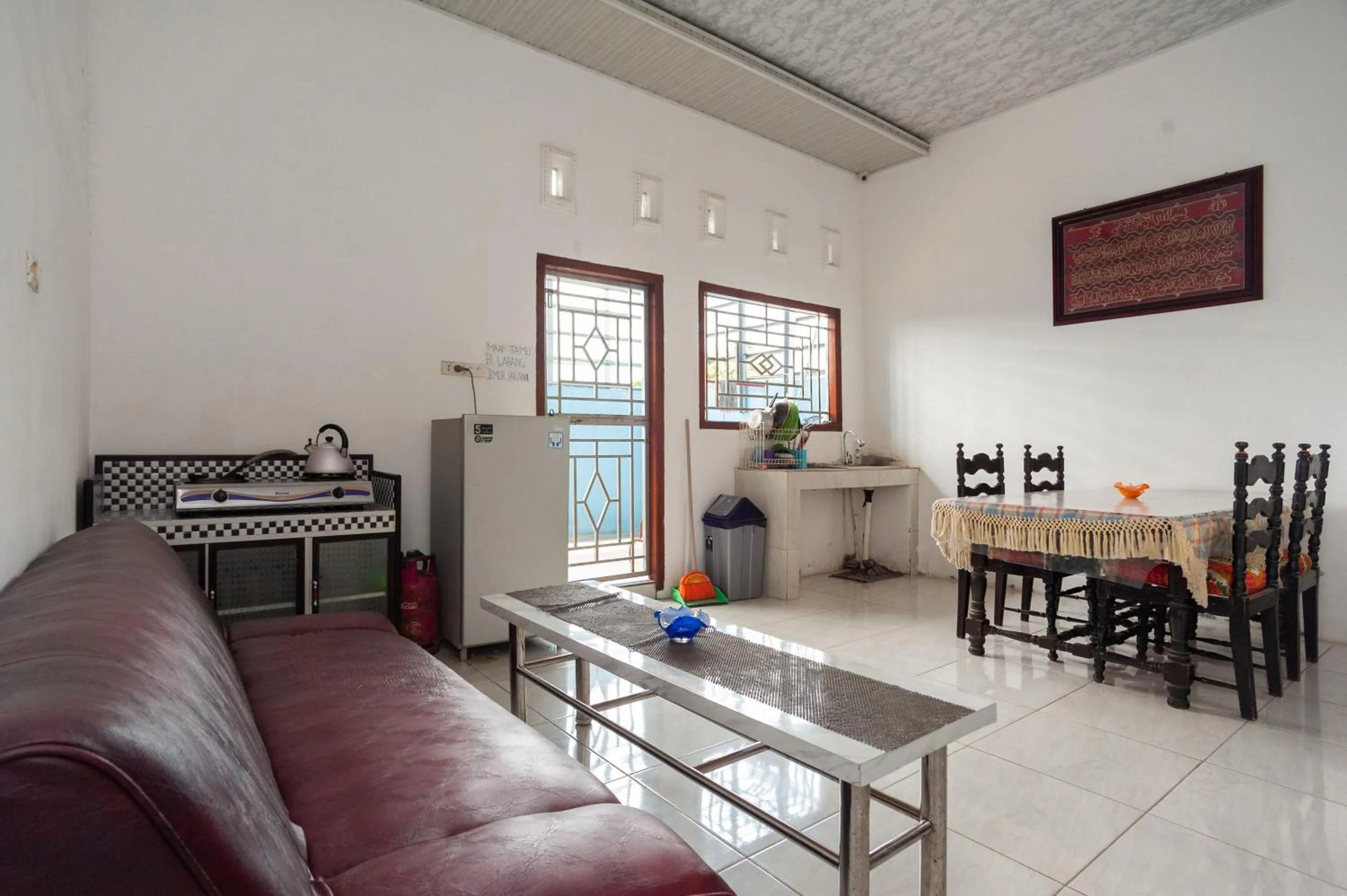 Kitchen or kitchenette in RedDoorz Syariah @ Jalan Panglima Polim Lampung