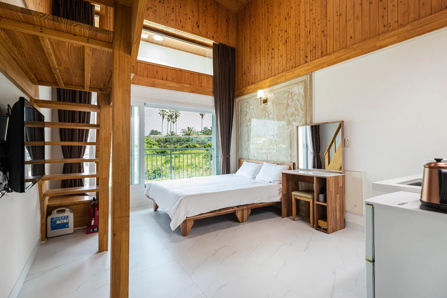 Bed in Aewol Oceanstay