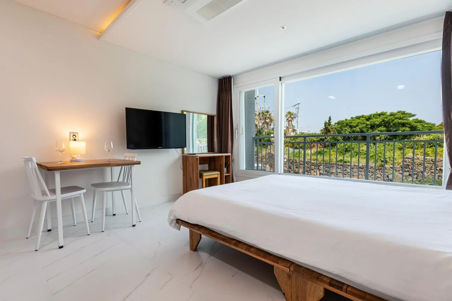 Bed in Aewol Oceanstay