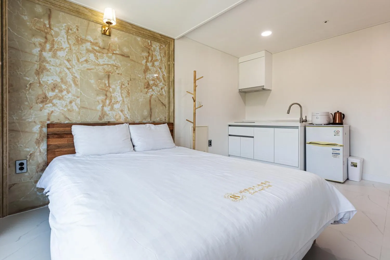 Bed in Aewol Oceanstay