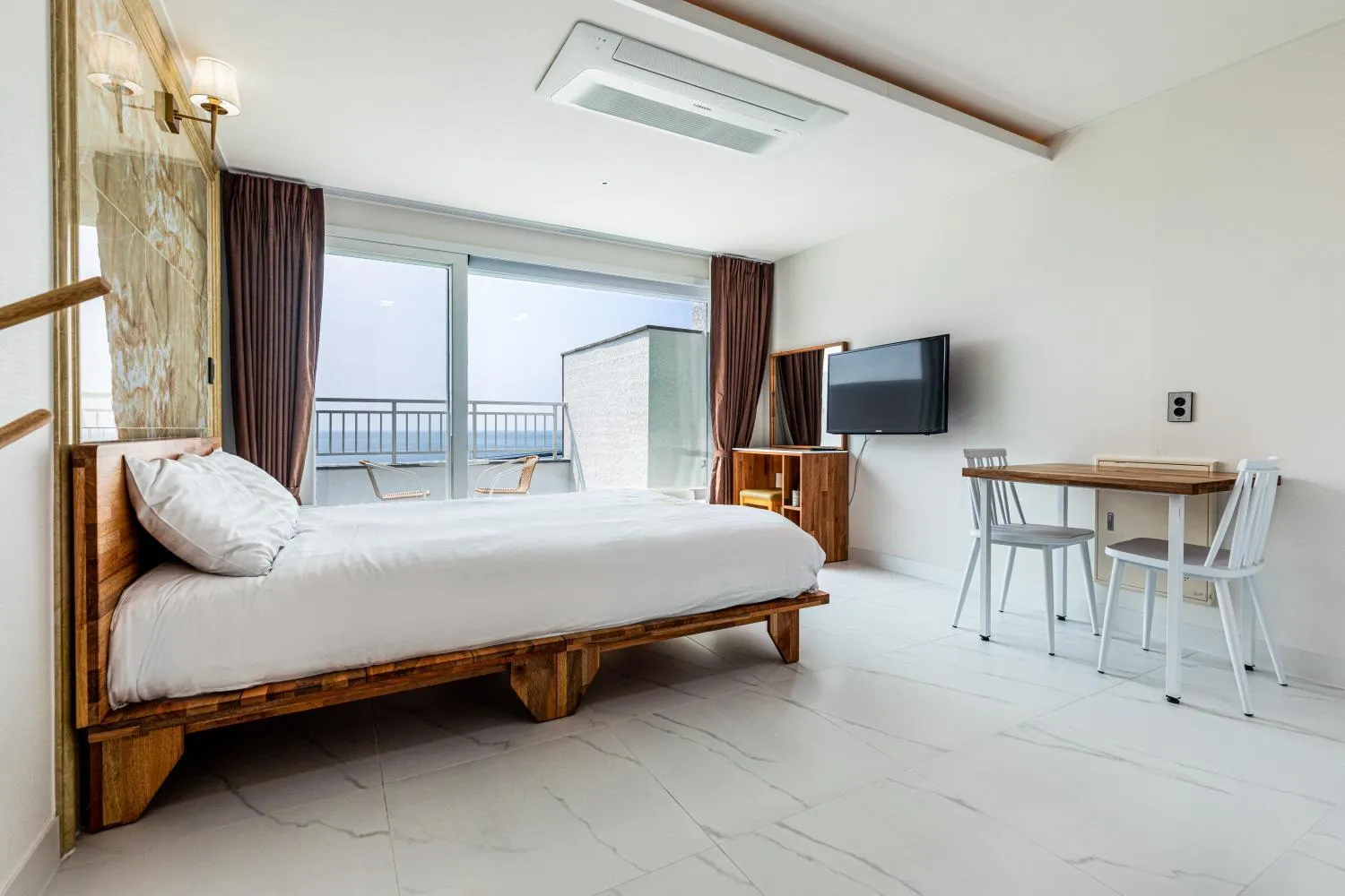 Bed in Aewol Oceanstay