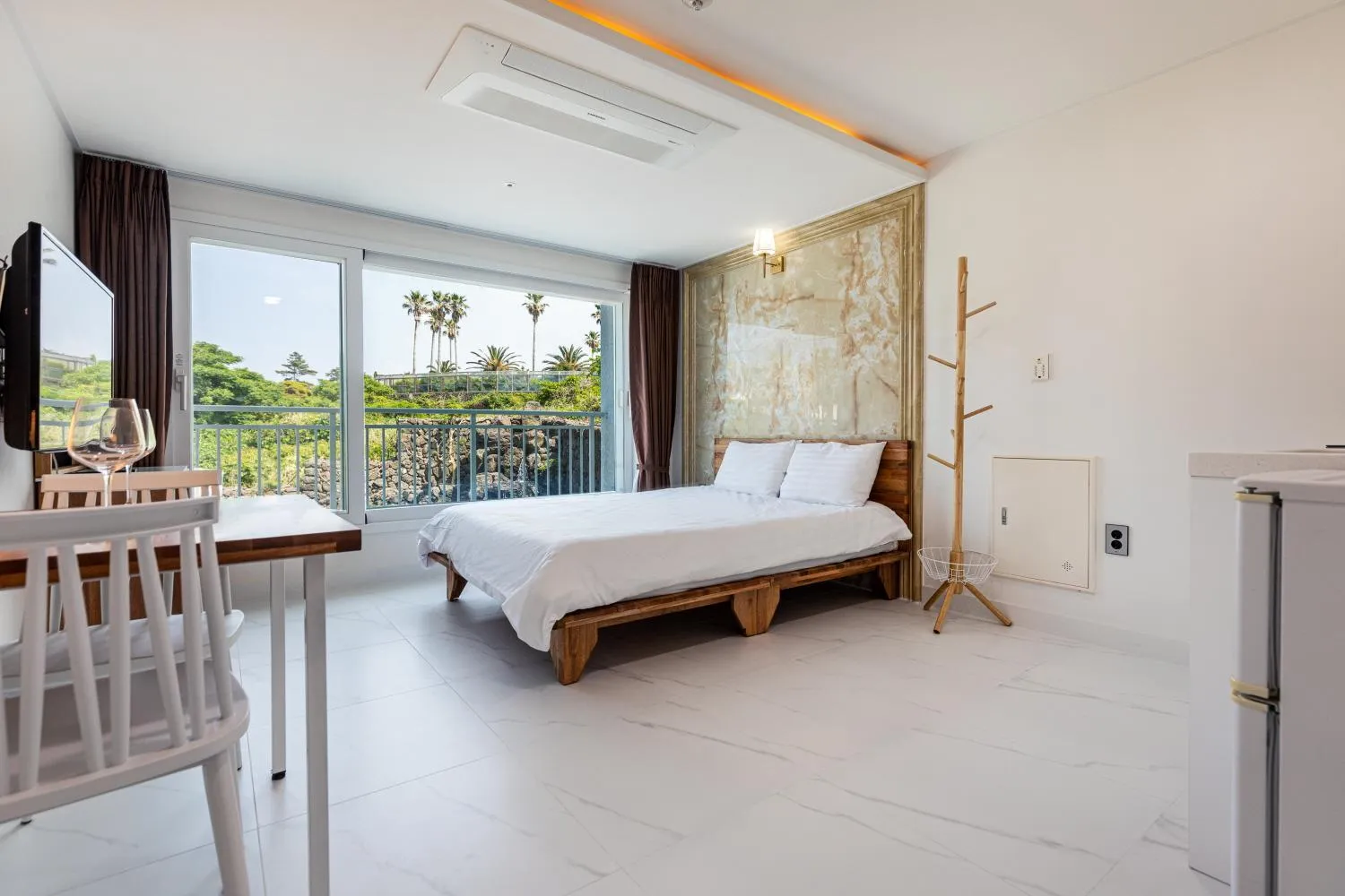 Bed in Aewol Oceanstay