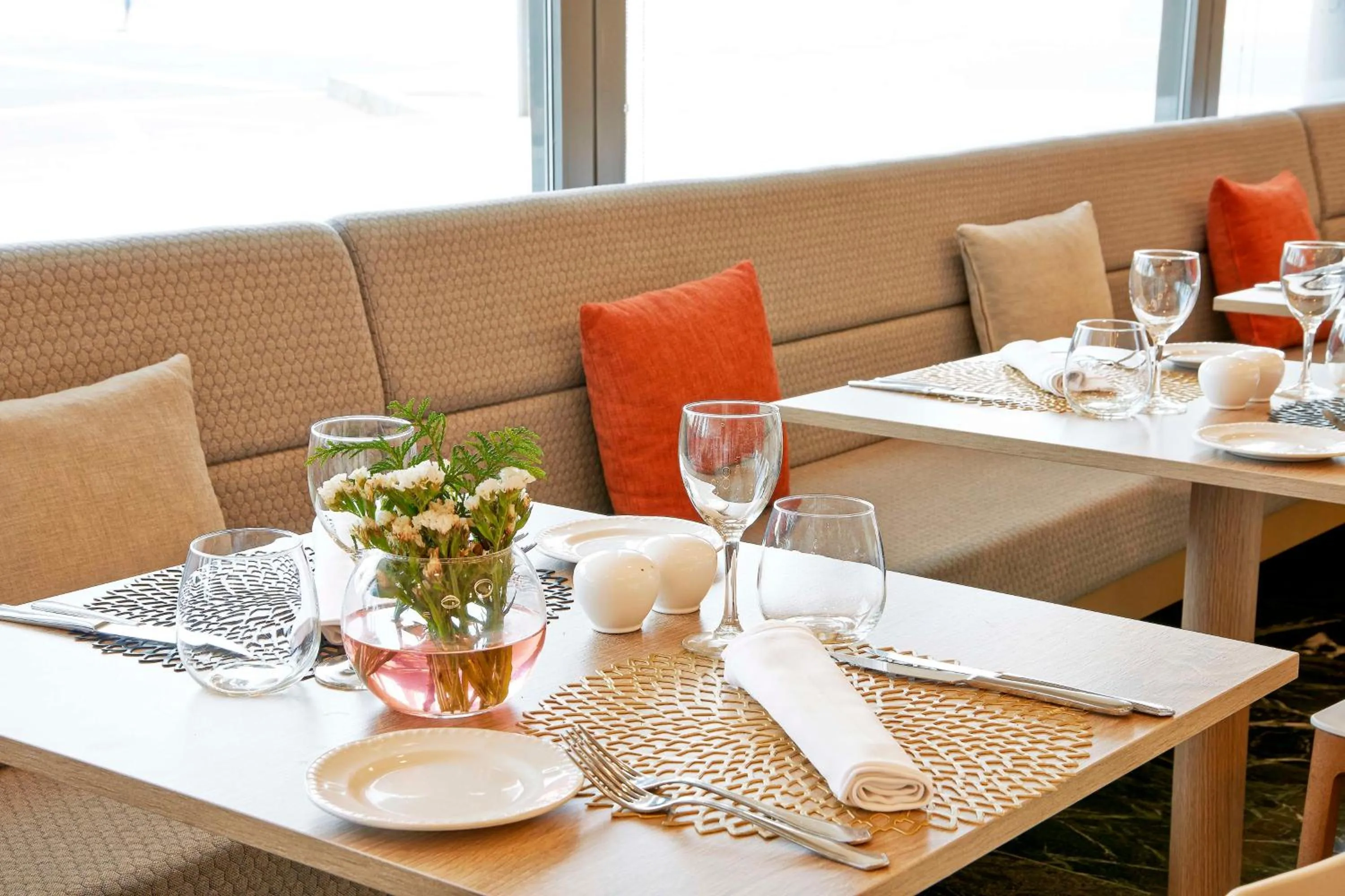 Restaurant/places to eat in NH Ciudad de Zaragoza