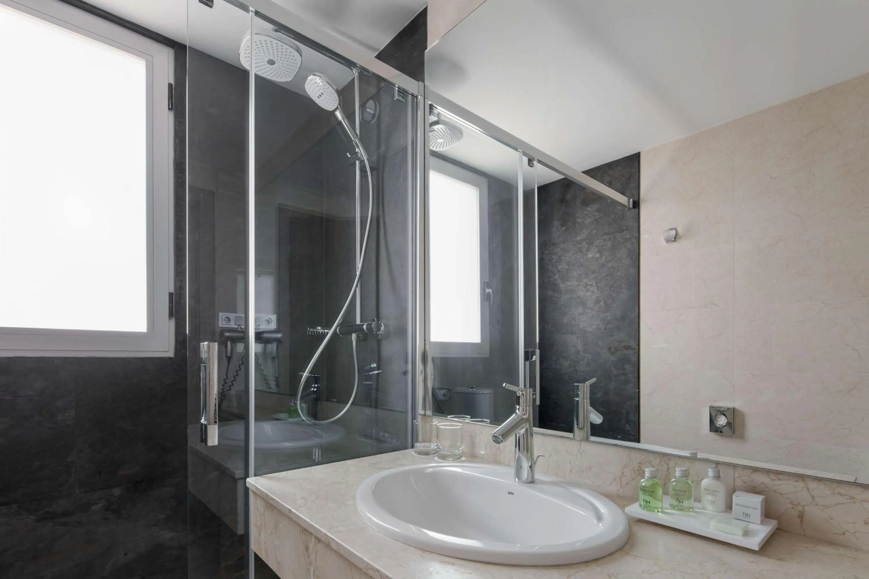 Bathroom in NH Ciudad de Zaragoza