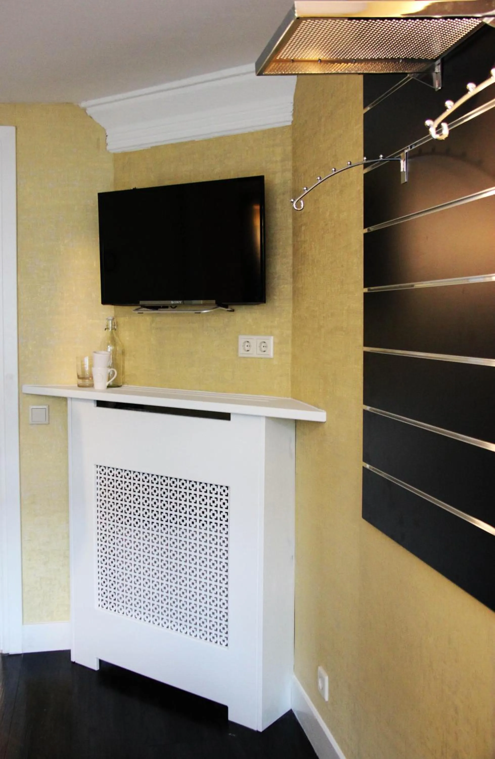 TV and multimedia in House of Freddy