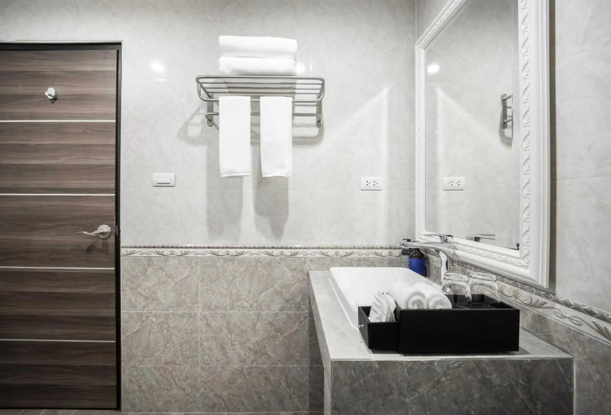 Shower in Eastin Hotel Vientiane