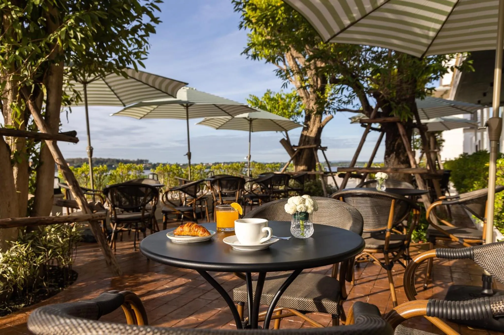 Restaurant/places to eat in Eastin Hotel Vientiane