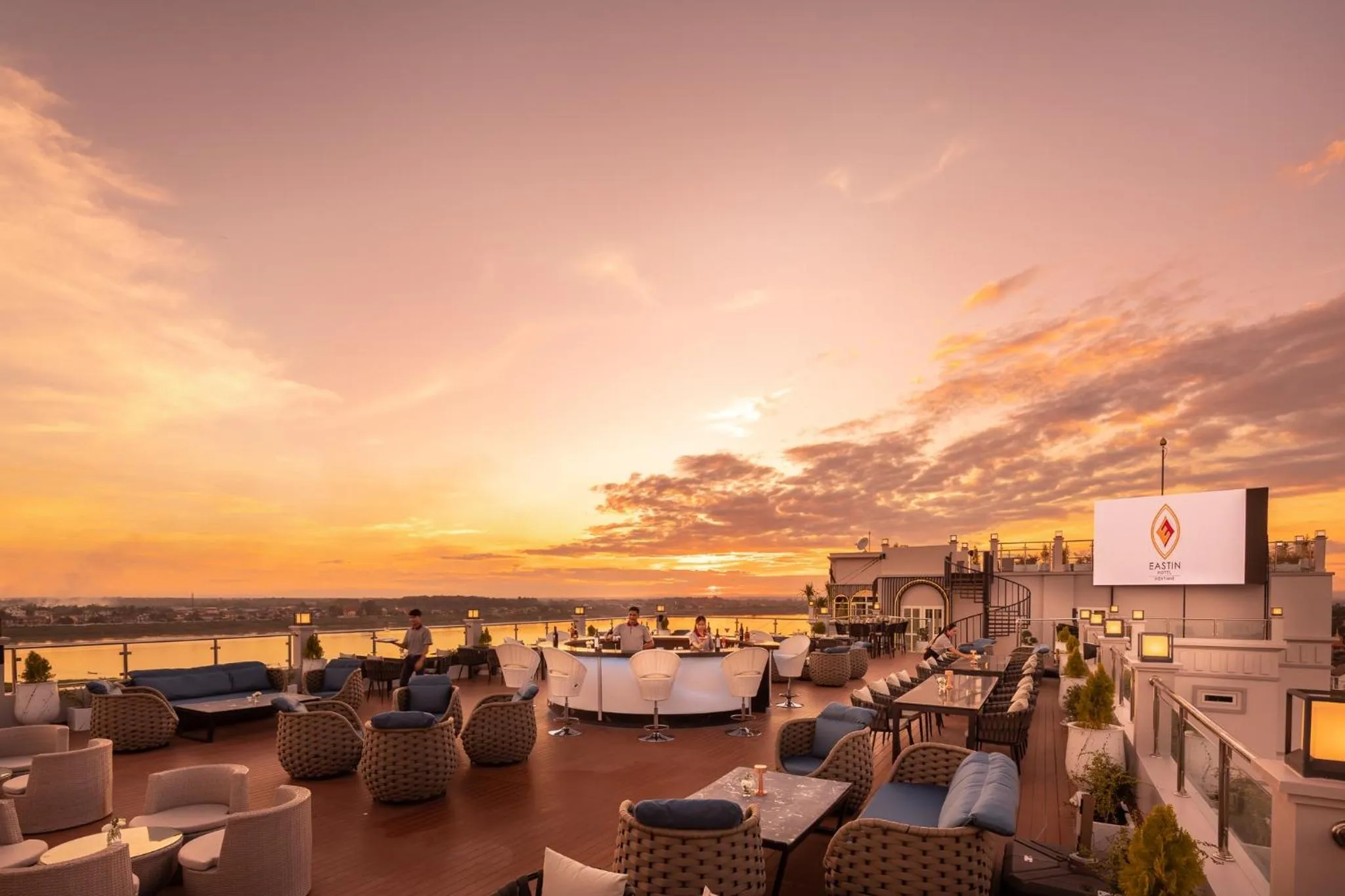 Restaurant/places to eat in Eastin Hotel Vientiane