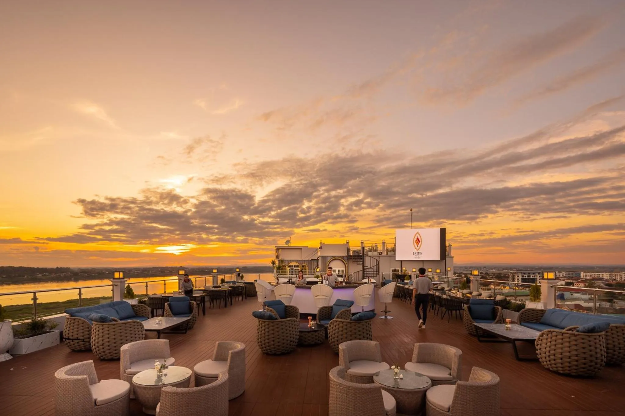 Restaurant/places to eat in Eastin Hotel Vientiane