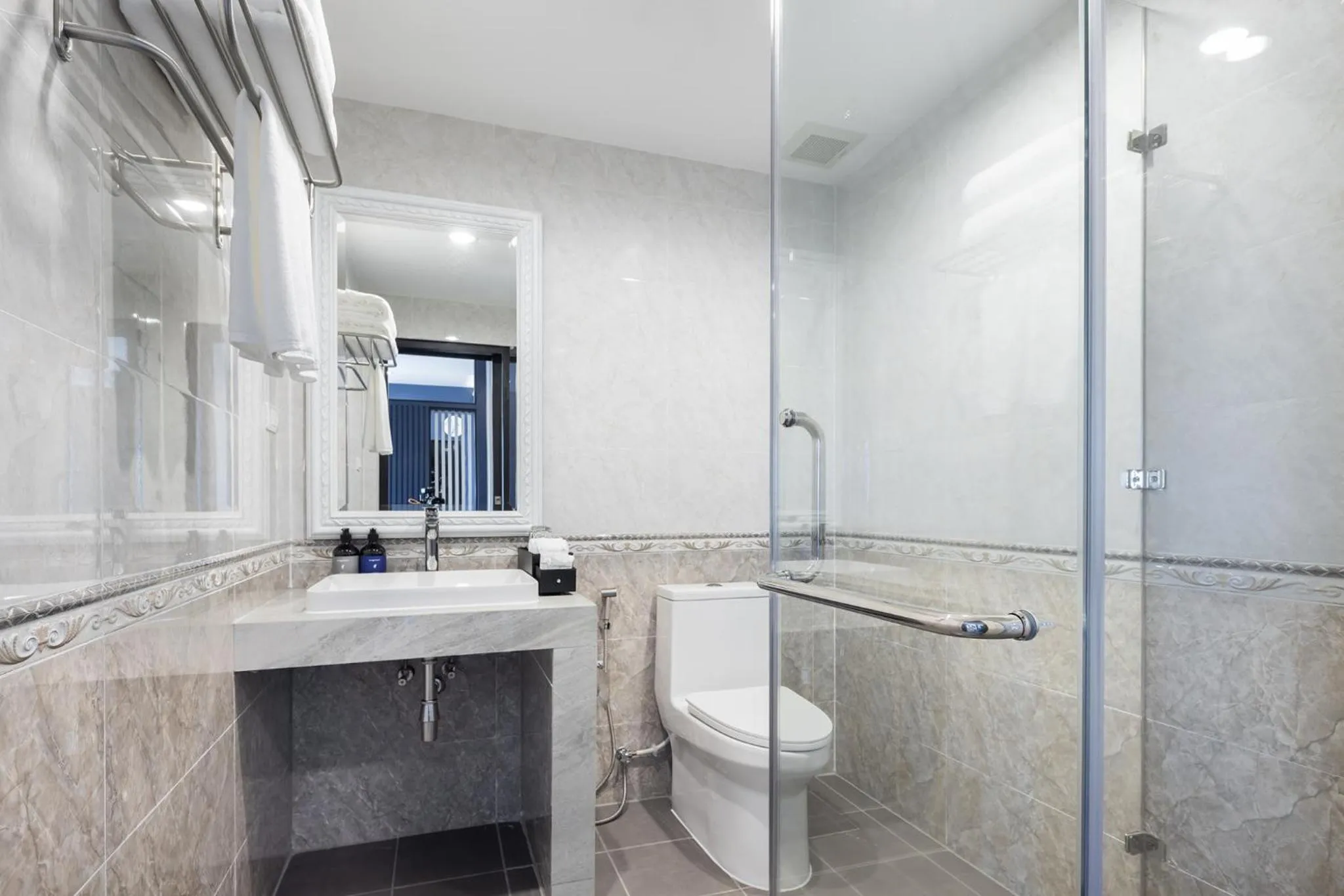 Shower in Eastin Hotel Vientiane