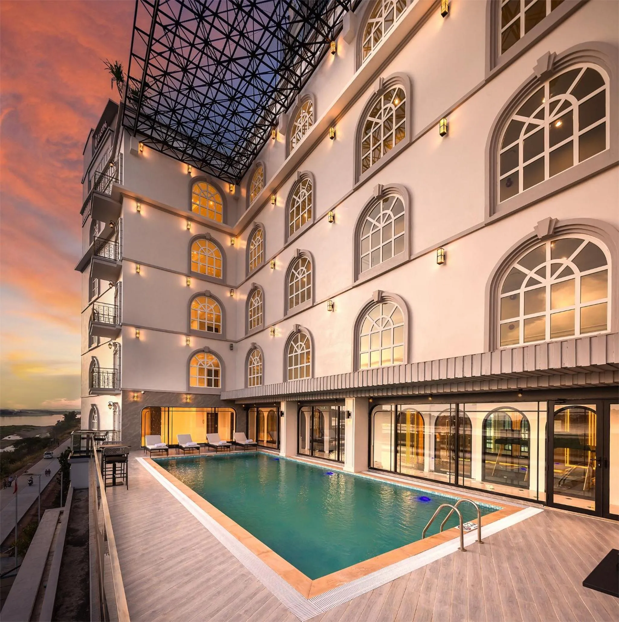 Swimming pool in Eastin Hotel Vientiane