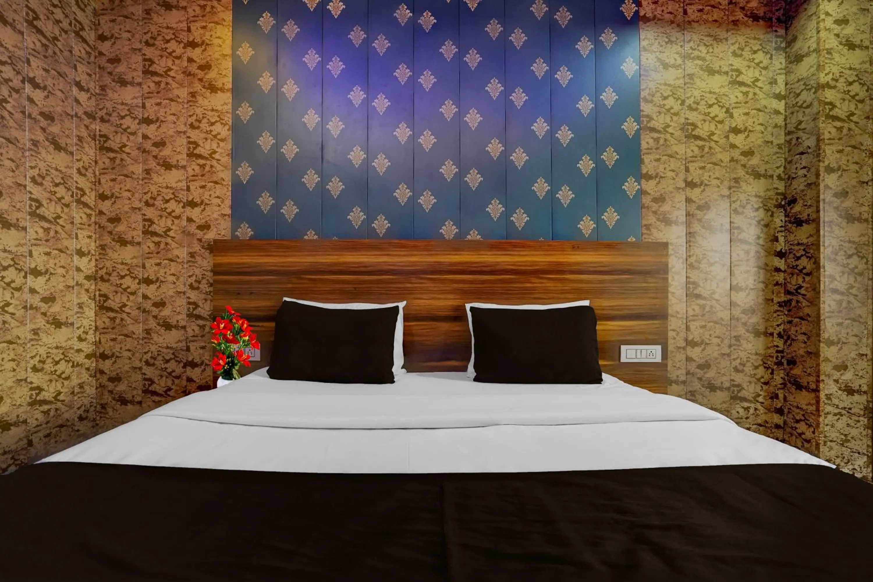 Bedroom, Bed in Collection O JK Temple Kanpur Formerly Yatika Inn