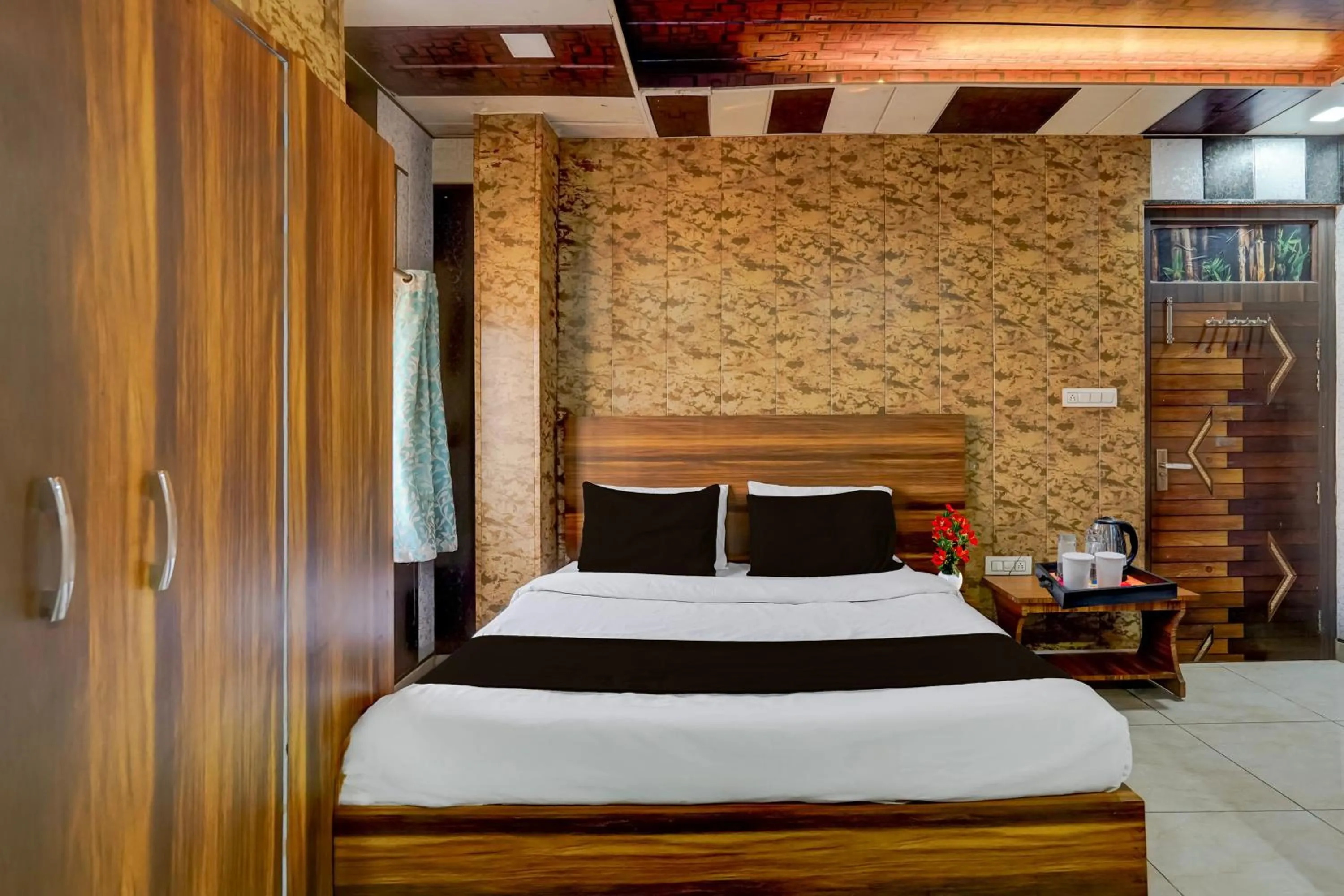 Bedroom, Bed in Collection O JK Temple Kanpur Formerly Yatika Inn