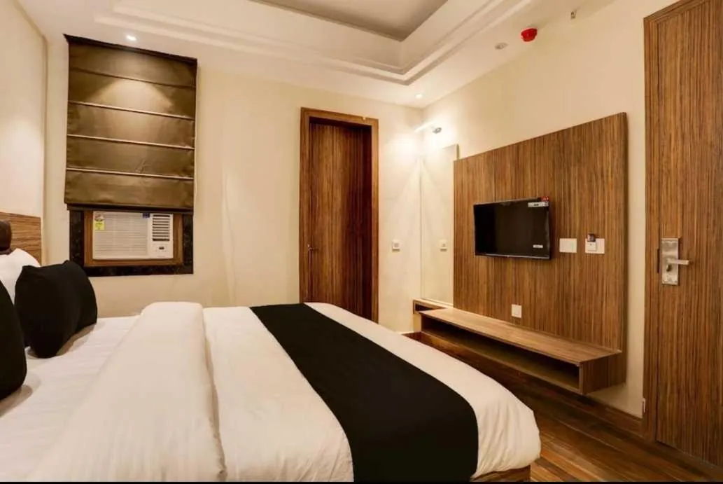 Bedroom, Bed in Collection O JK Temple Kanpur Formerly Yatika Inn