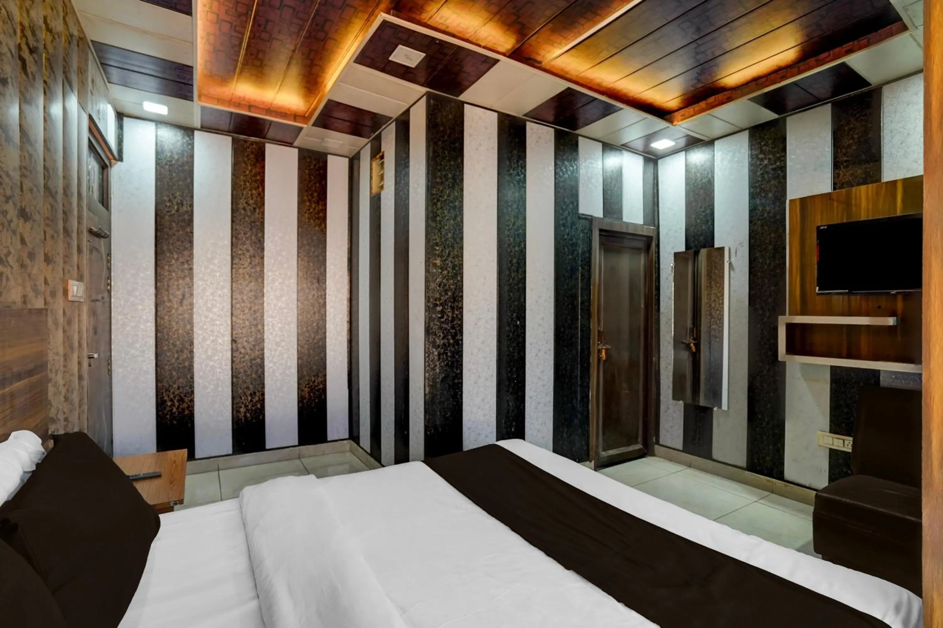 Bedroom, Bed in Collection O JK Temple Kanpur Formerly Yatika Inn