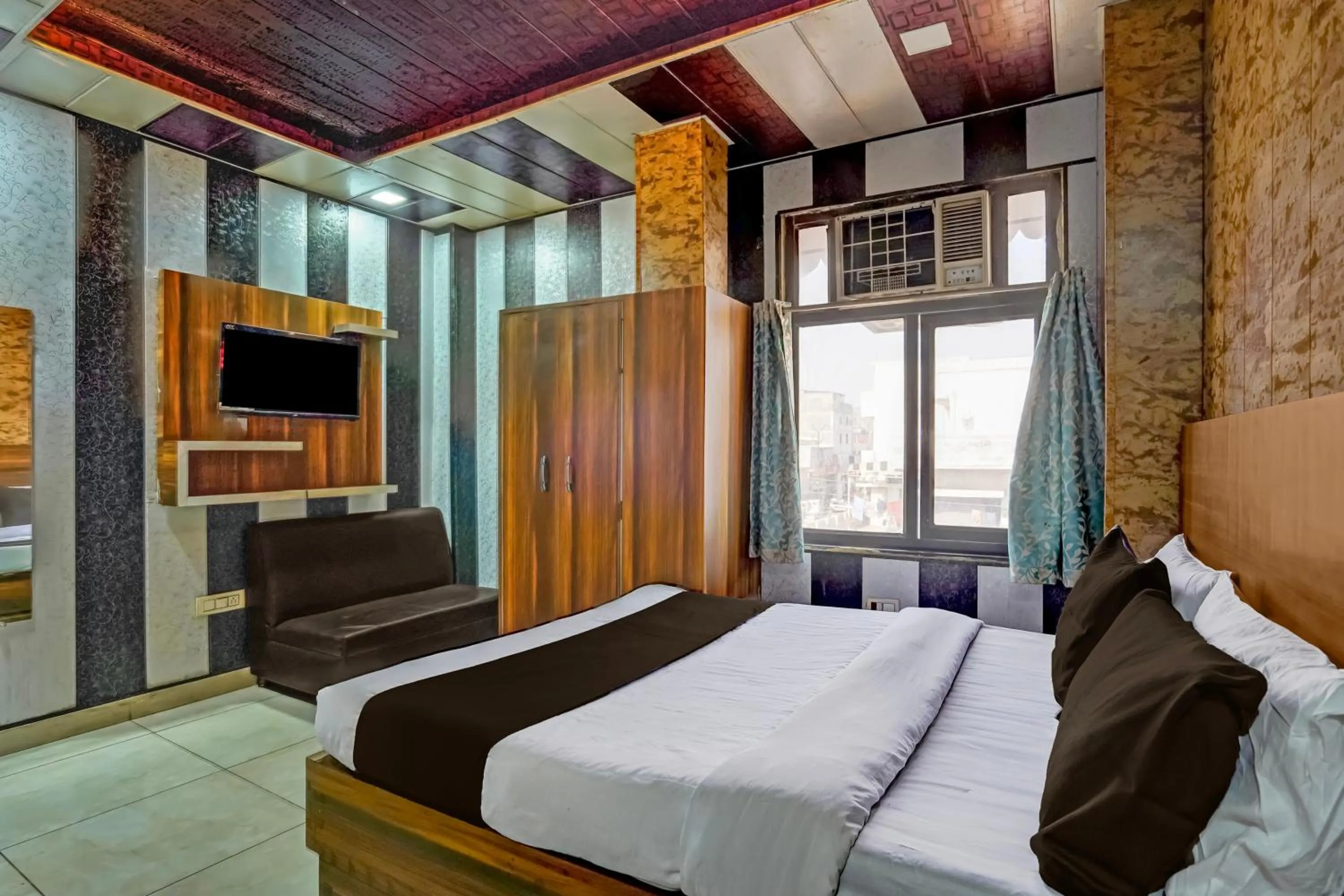 Bedroom, Bed in Collection O JK Temple Kanpur Formerly Yatika Inn