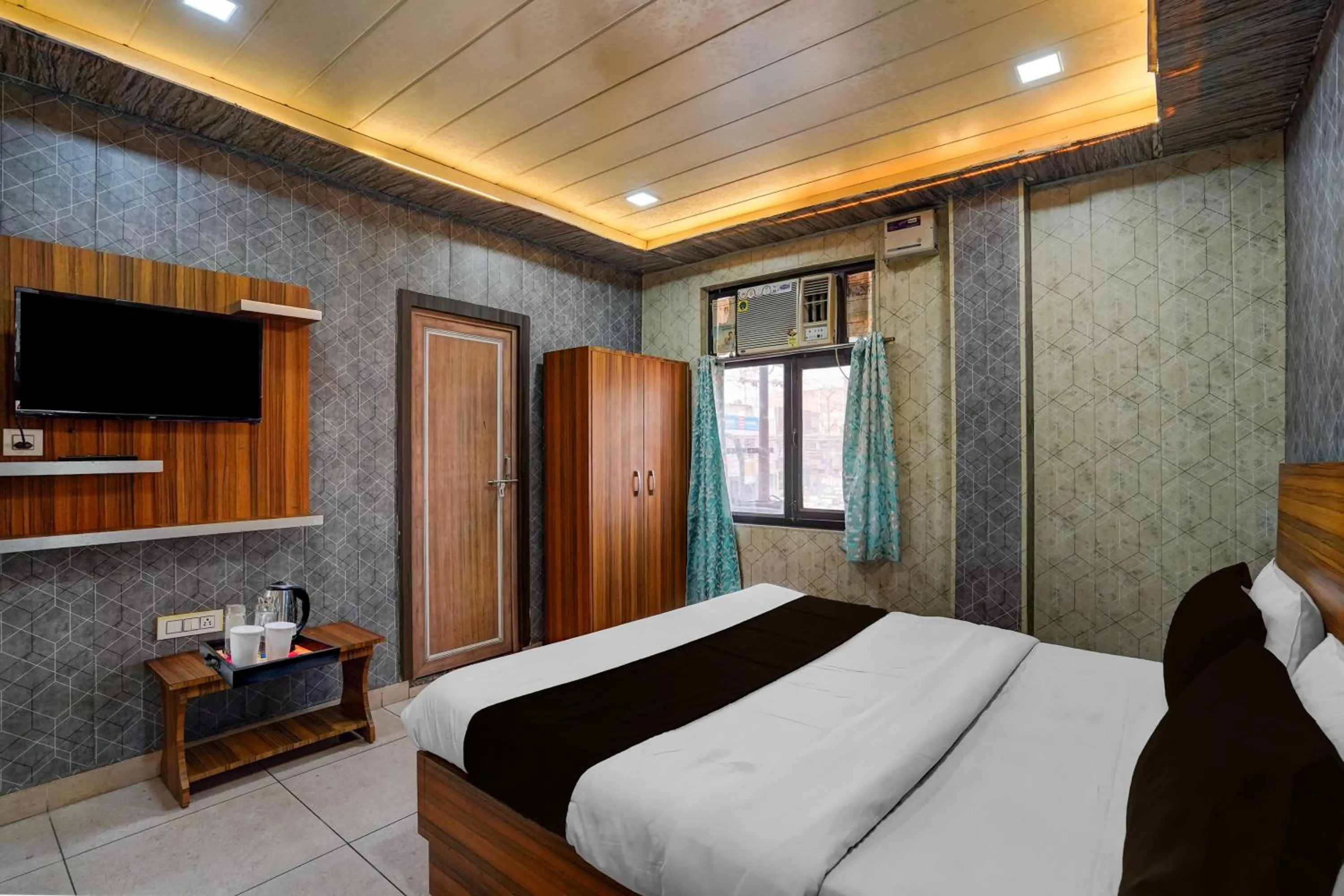 Bedroom, Bed in Collection O JK Temple Kanpur Formerly Yatika Inn